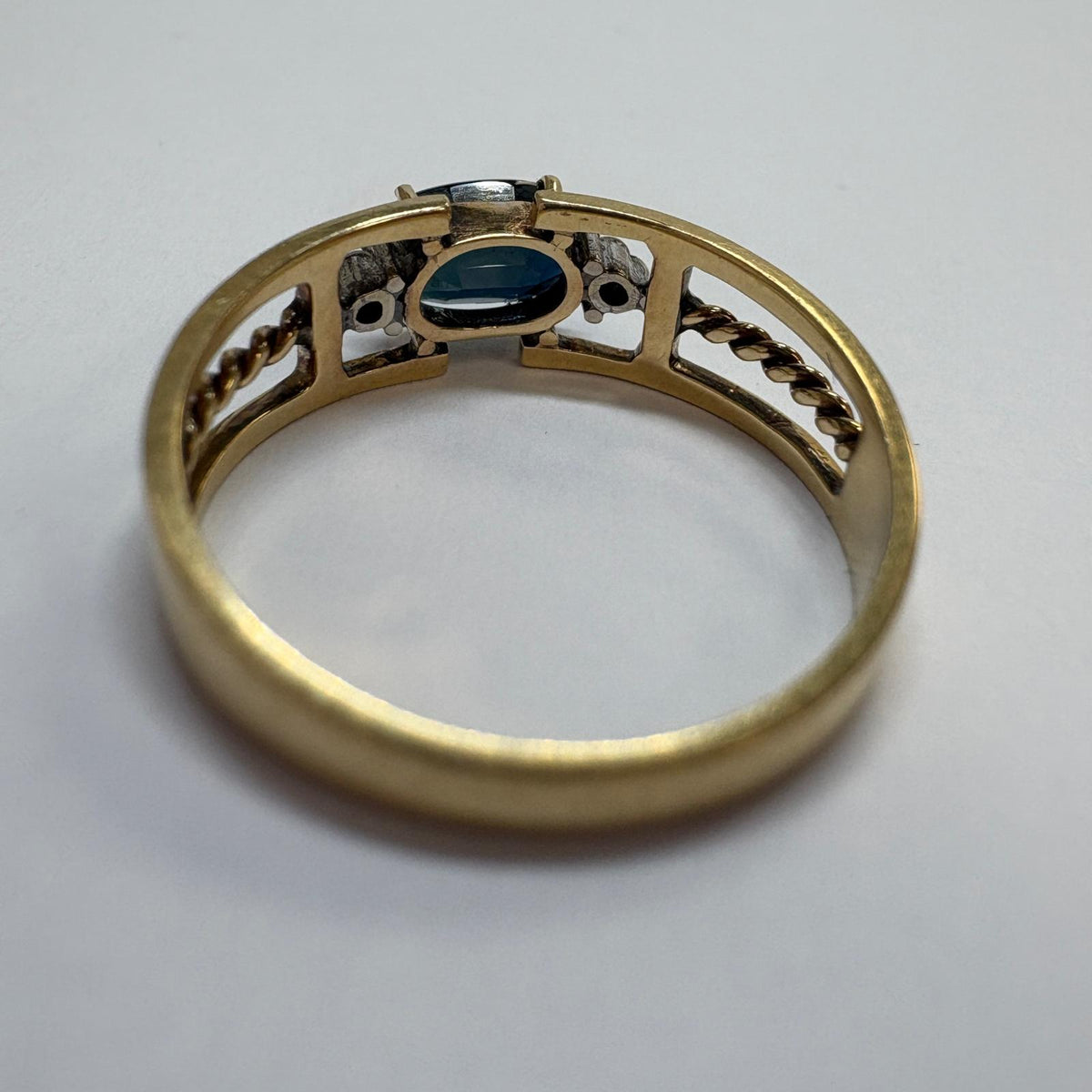 east west sapphire ring, oval sapphire ring UK, 18ct gold sapphire ring, sapphire and diamond ring, alternative engagement ring, pre-loved sapphire ring, September birthstone ring, second hand sapphire ring