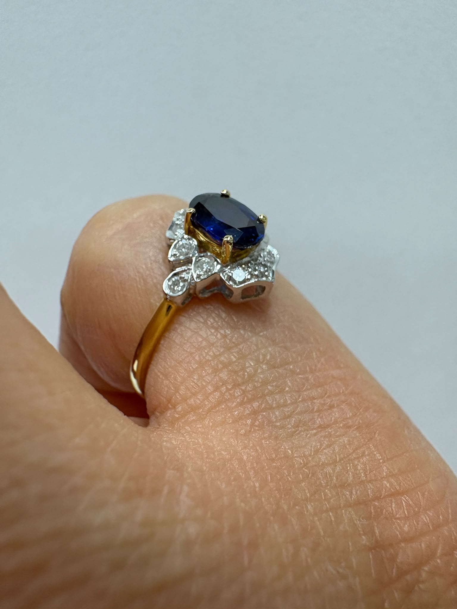 sapphire diamond cluster ring, vintage sapphire engagement ring, pre-loved 18ct gold ring Harrogate, sapphire halo ring Yorkshire, second hand engagement ring Leeds York