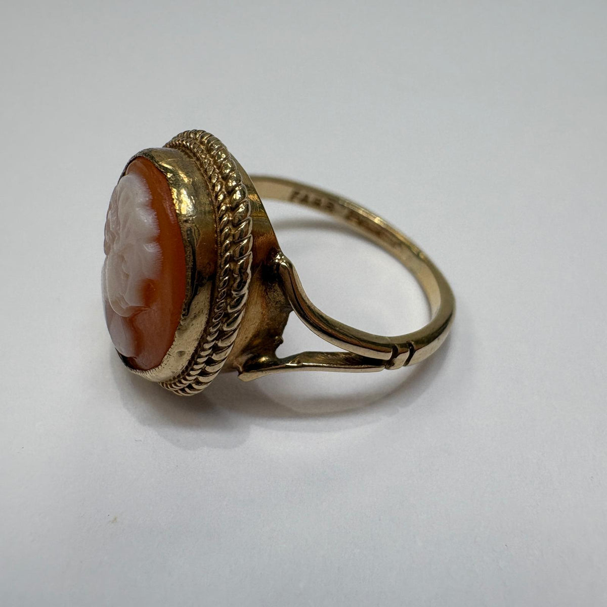vintage cameo ring, shell cameo ring UK, 9ct gold cameo ring, pre-loved cameo ring, vintage gold ring UK, second hand cameo ring, antique style cameo ring, cameo jewellery UK