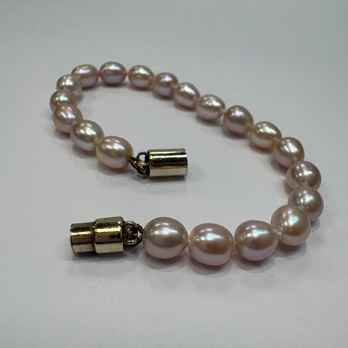 freshwater pearl bracelet, blush pearl bracelet, pink pearl bracelet UK, pre-loved pearl bracelet, bridal pearl bracelet, knotted pearl bracelet, pearl bracelet magnetic clasp, bridesmaid pearl bracelet