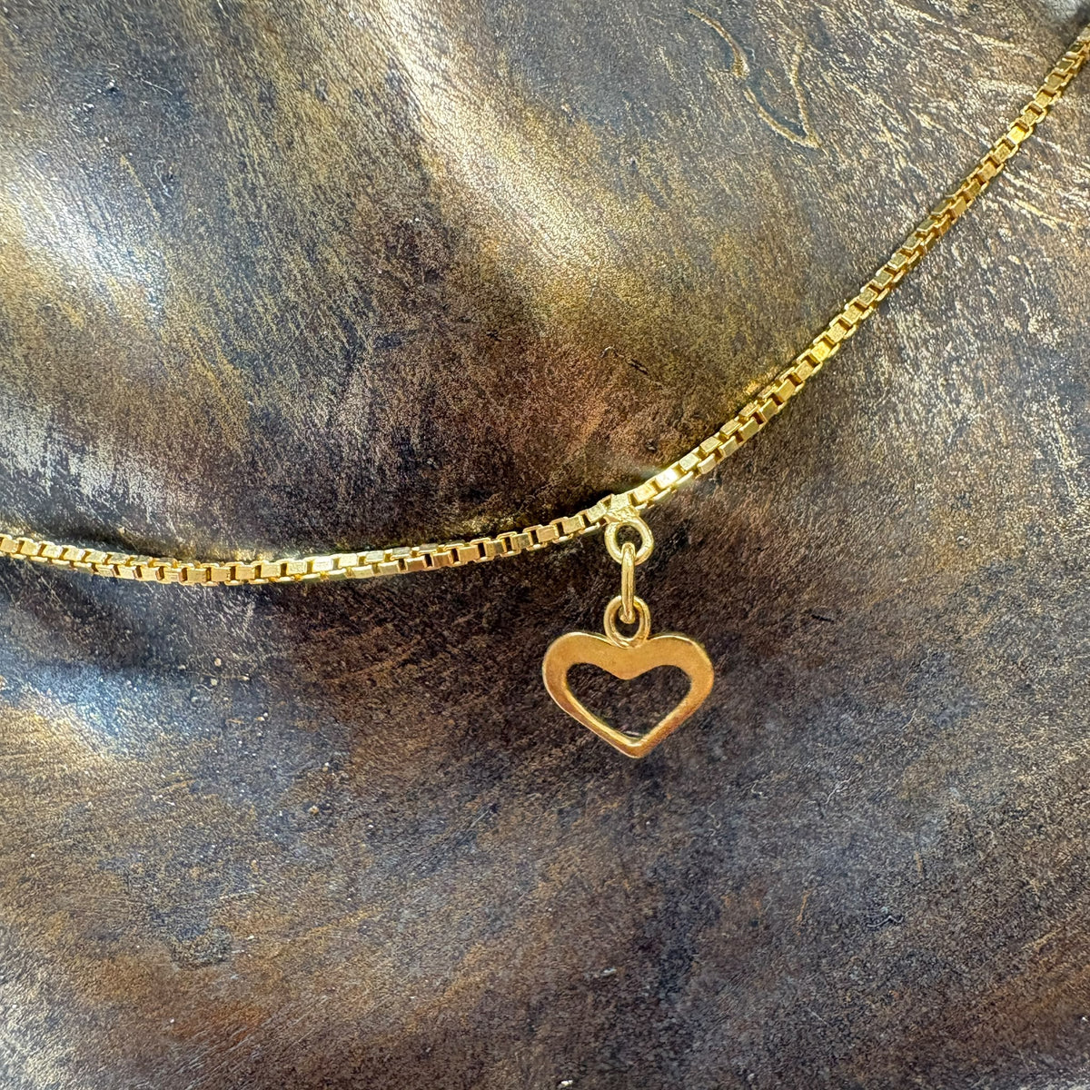 18ct gold anklet, gold heart anklet, gold ankle chain UK, heart charm anklet, pre-loved gold anklet, box chain anklet, solid gold anklet, gold anklet gift