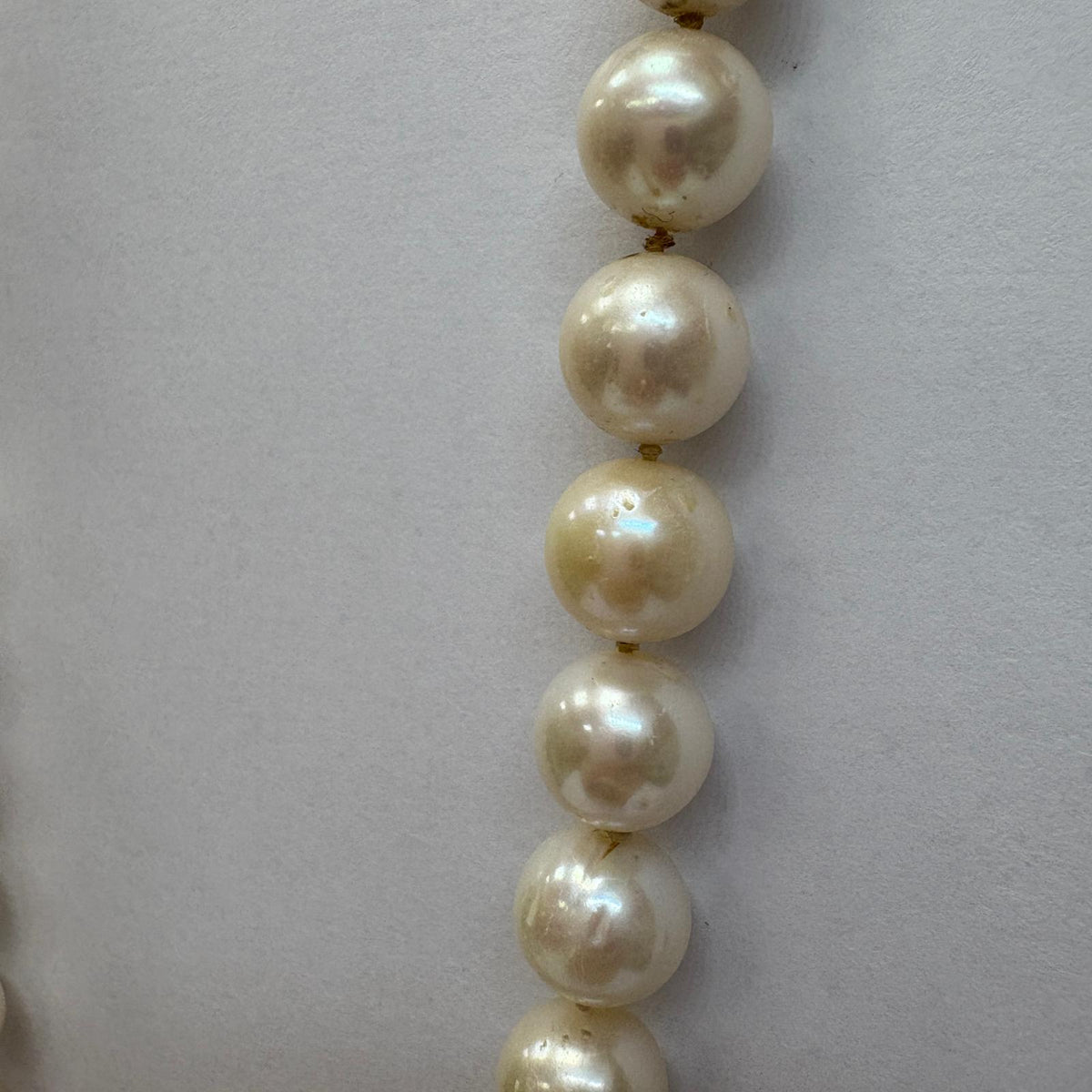 freshwater pearl necklace UK, large pearl necklace, cream pearl necklace, matinee length pearl necklace, pre-loved pearl necklace, pearl necklace gold clasp, knotted pearl necklace, second hand pearl necklace