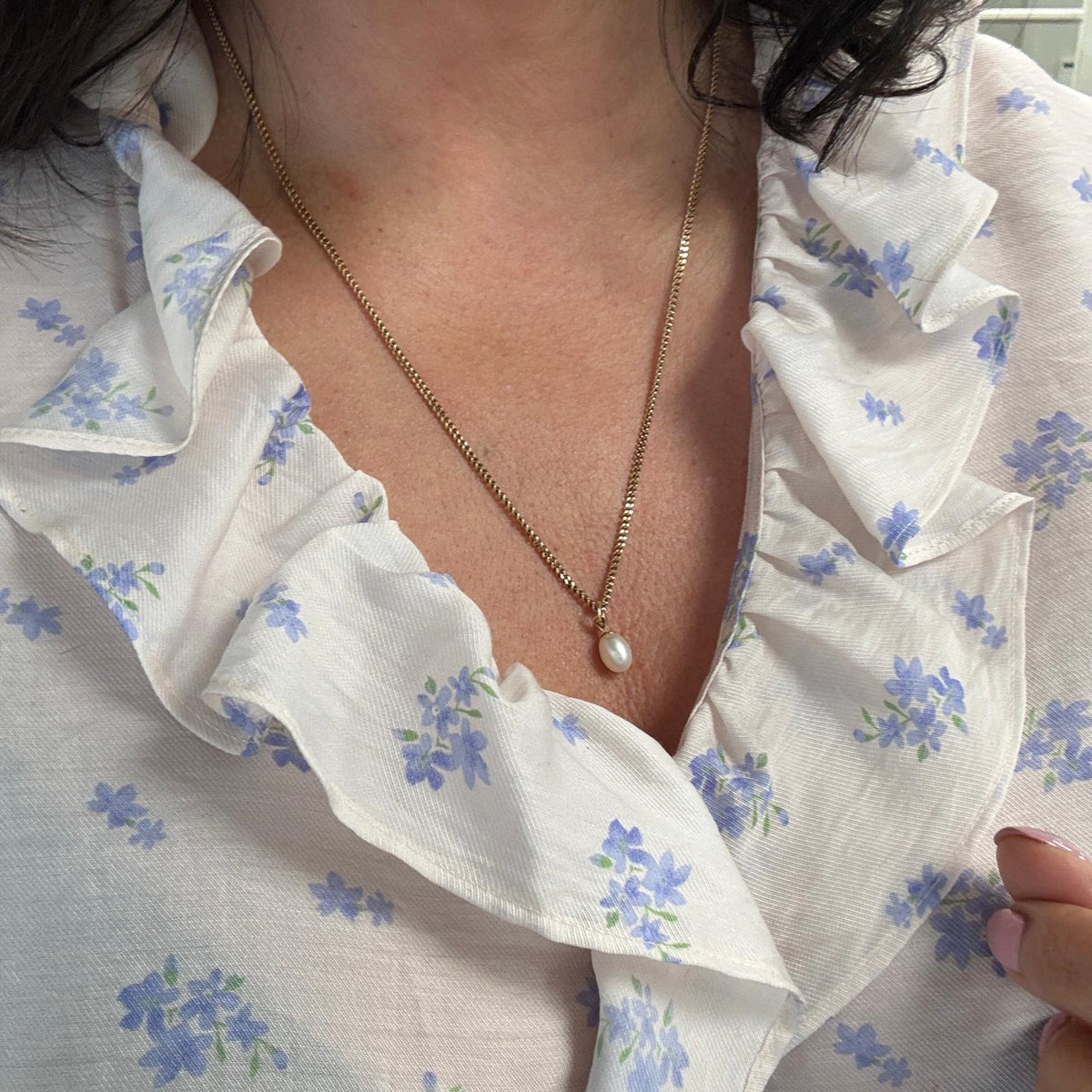 pearl drop pendant, 9ct gold pearl necklace, pre-loved pearl pendant, gold curb chain necklace UK, single pearl necklace, second hand gold necklace, pearl pendant UK, everyday gold necklace