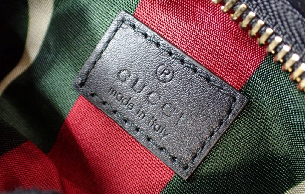 Gucci GG Supreme shoulder bag, pre-loved Gucci bag UK, small Gucci shoulder bag, second hand Gucci handbag, Gucci monogram bag, Gucci pochette, preowned designer handbag UK, Gucci bag with box