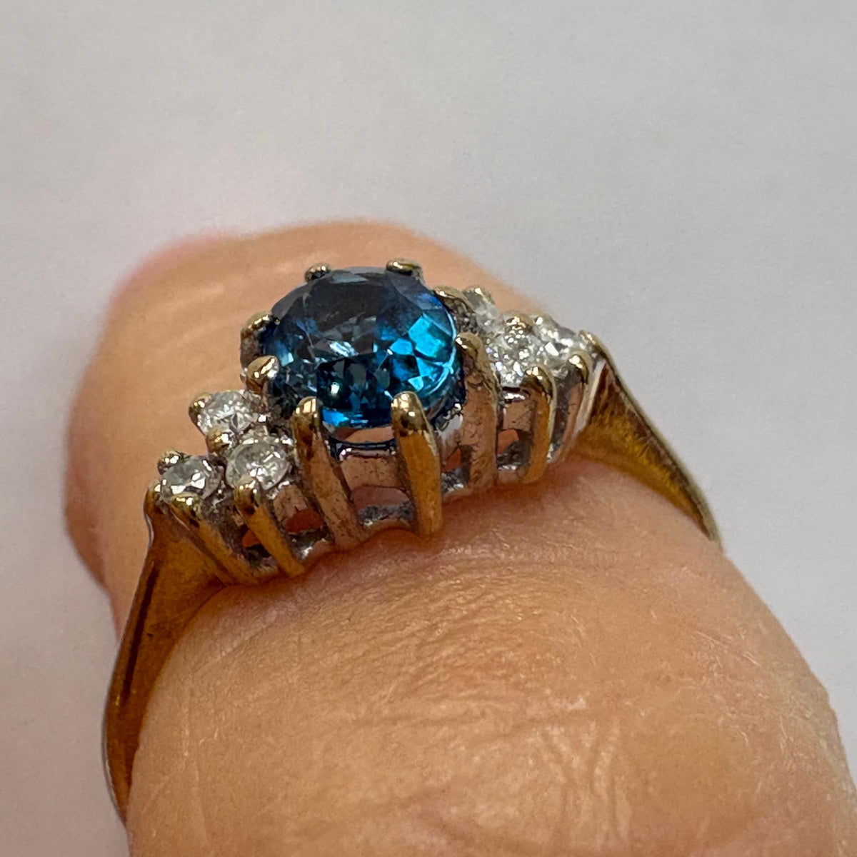 9ct gold blue topaz ring · pre-loved diamond cluster ring · London blue topaz ring UK · second hand 9ct gold ring · hallmarked topaz and diamond ring · blue topaz cluster ring size I · pre-owned gold gemstone ring UK · affordable diamond cluster ring