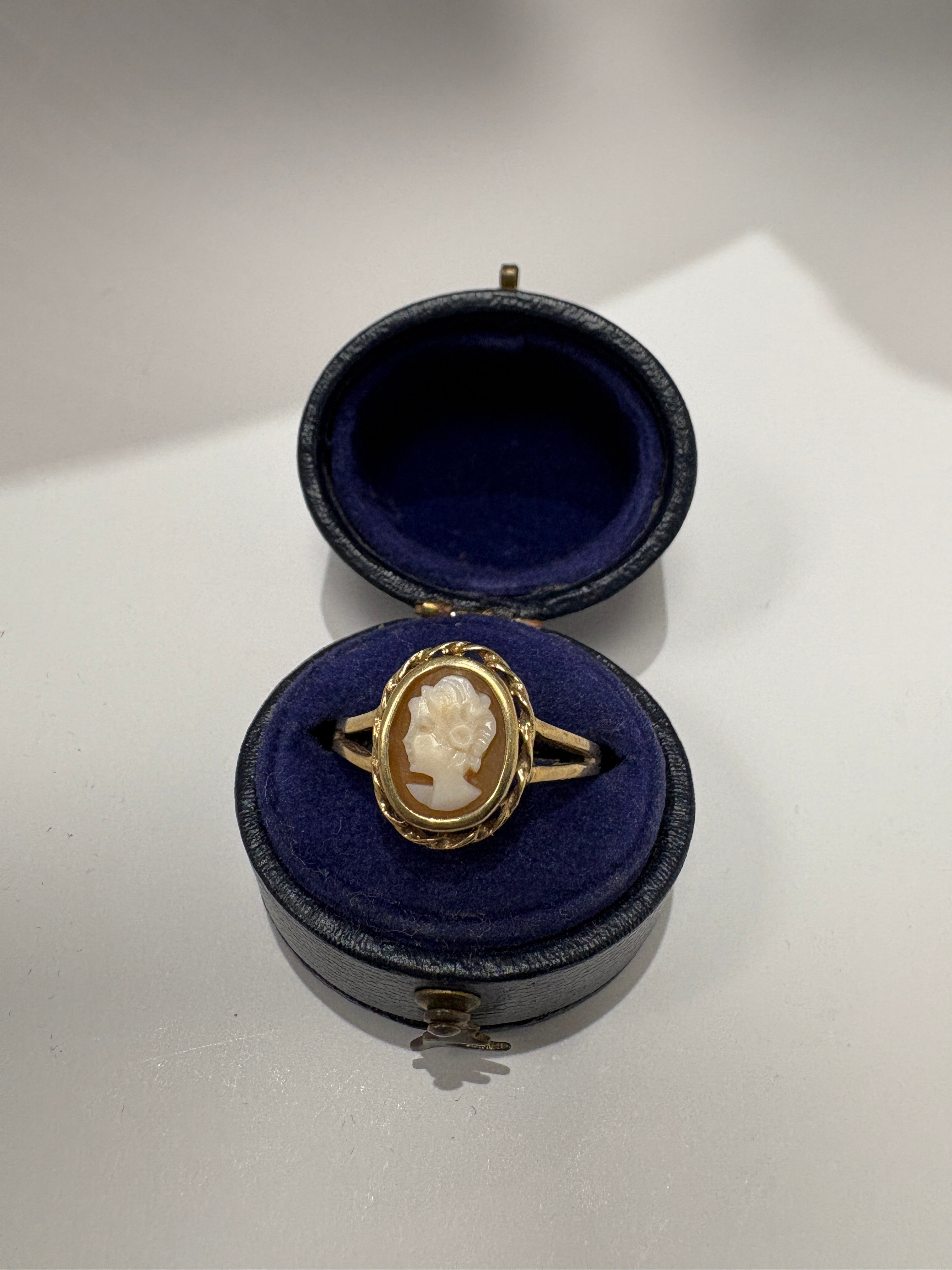 Pre-loved 9ct Yellow Gold Cameo Ring – Size O½