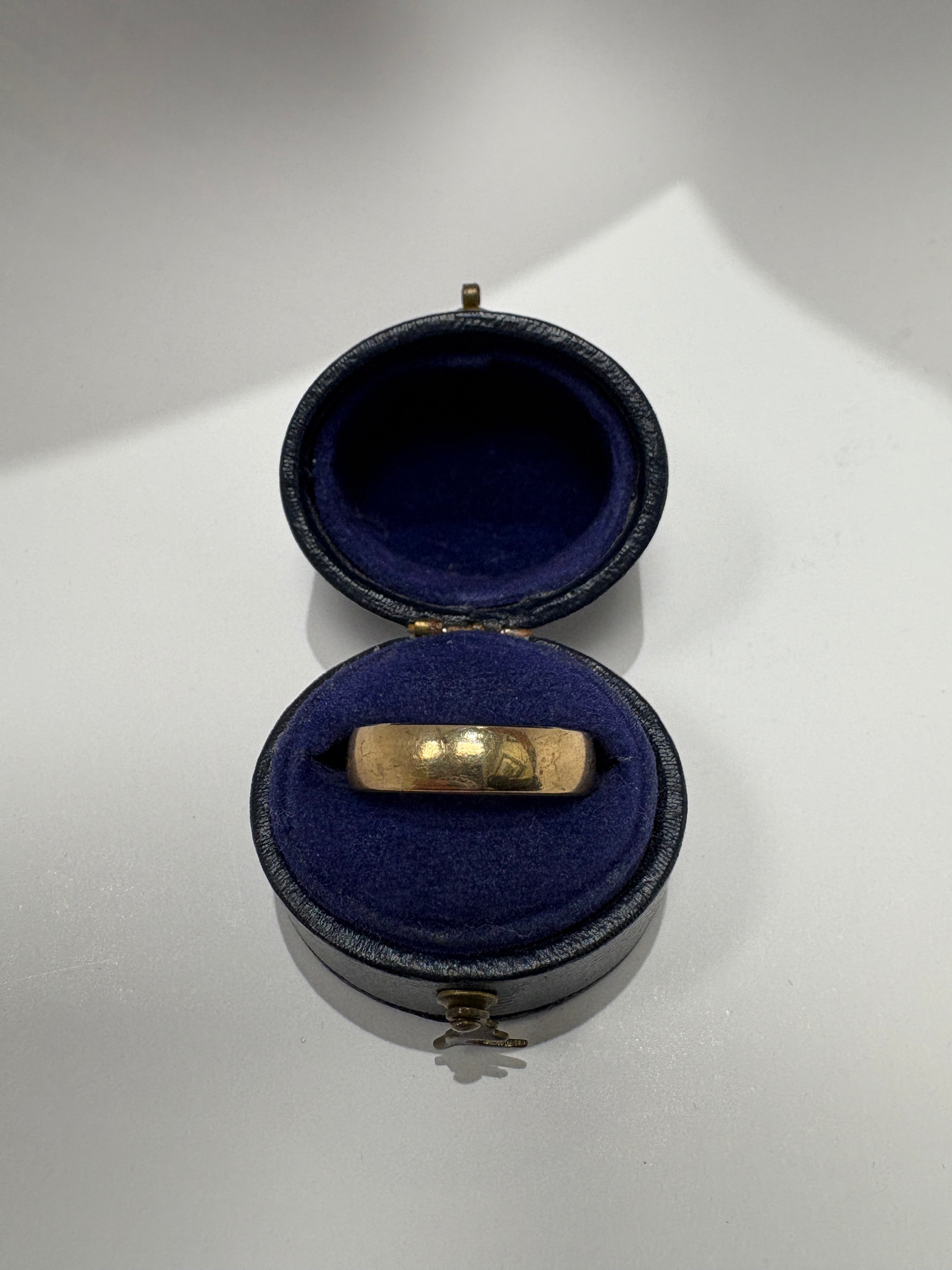 Pre-Loved 9ct Yellow Gold Wedding Ring – Size M½