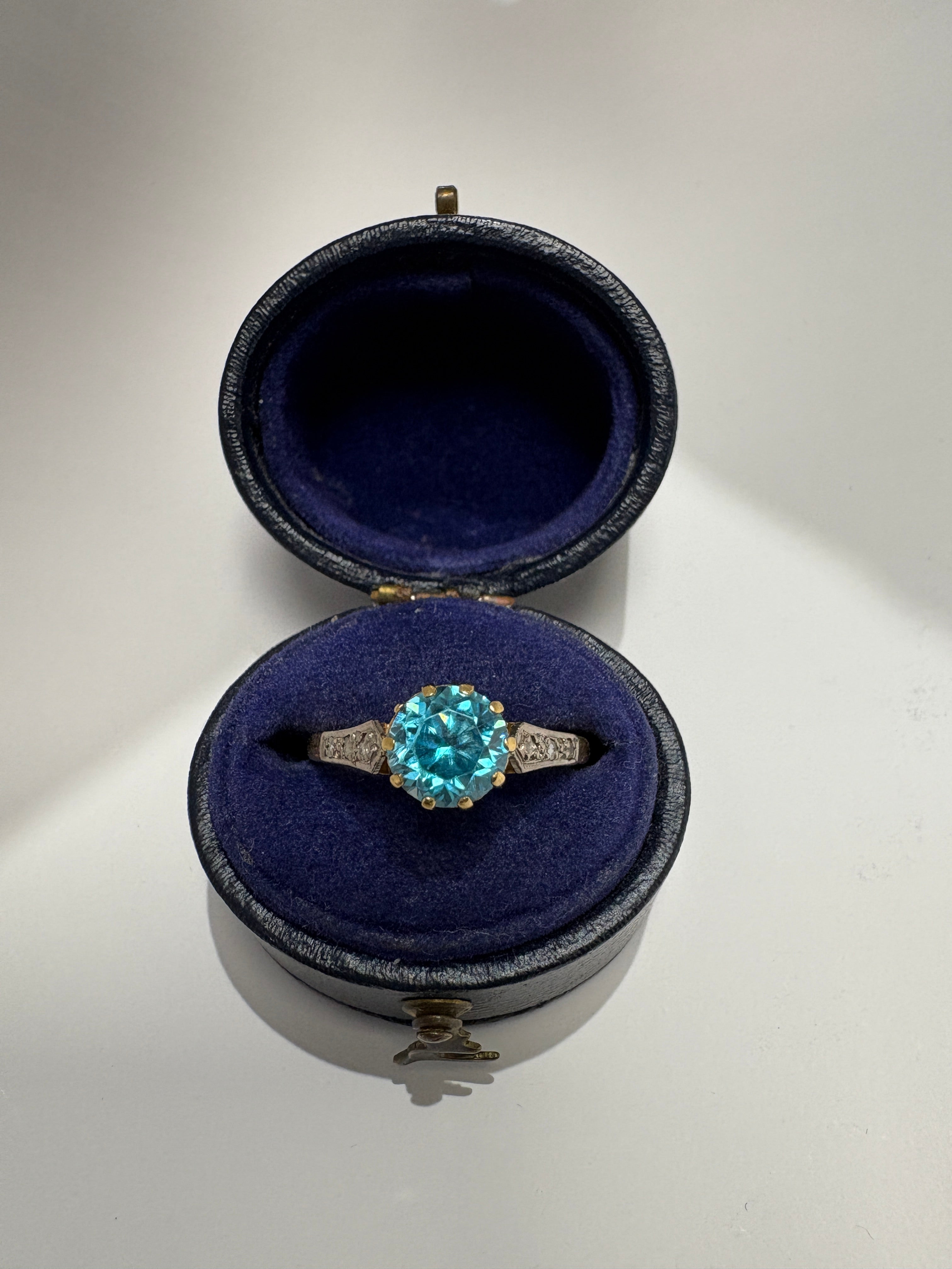 Pre-Loved 18ct Yellow Gold & Platinum Round Brilliant Blue Topaz Ring – Size M