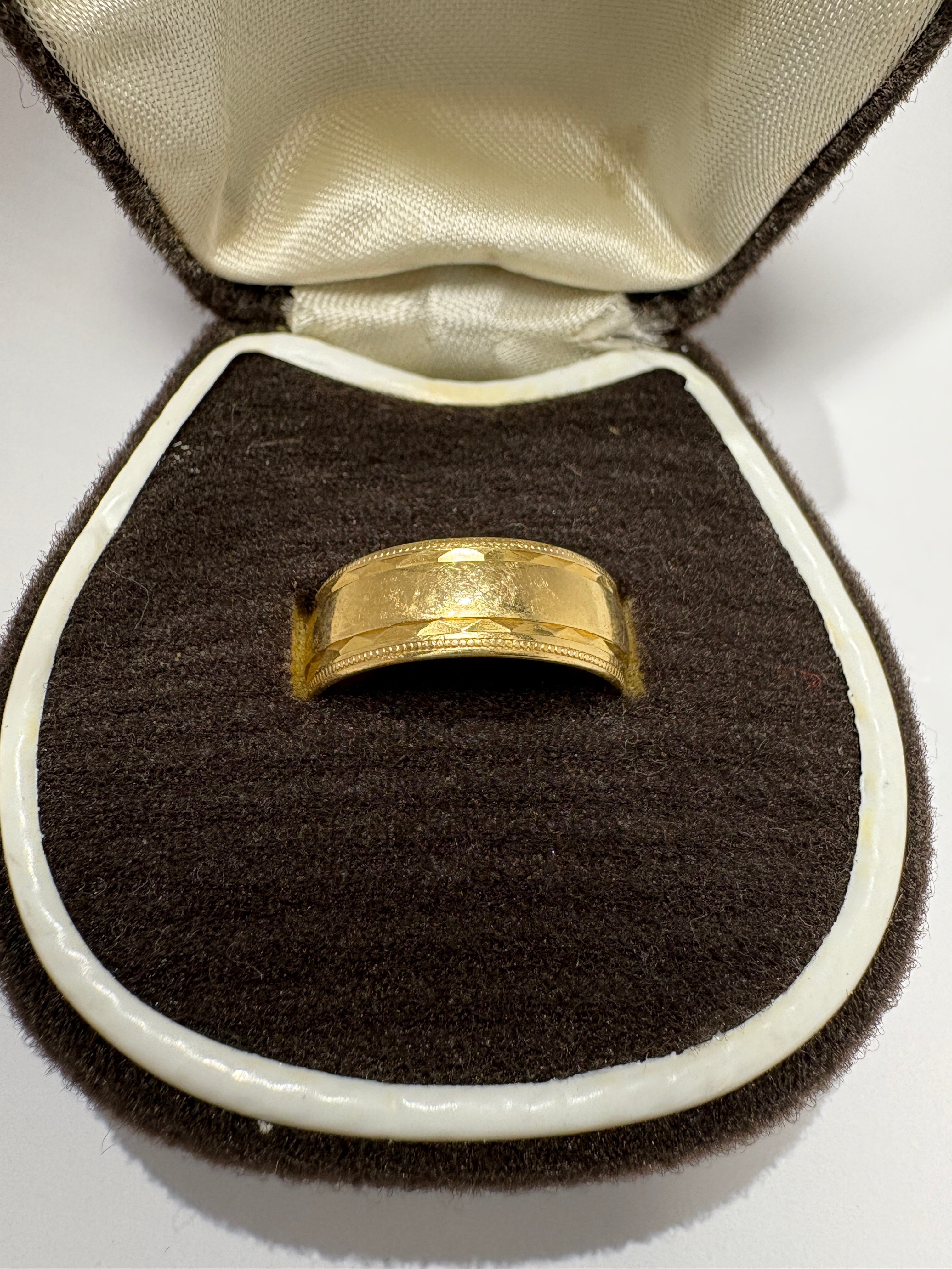 Pre-Loved 18ct Yellow Gold Engraved Wedding Band – Size Q½