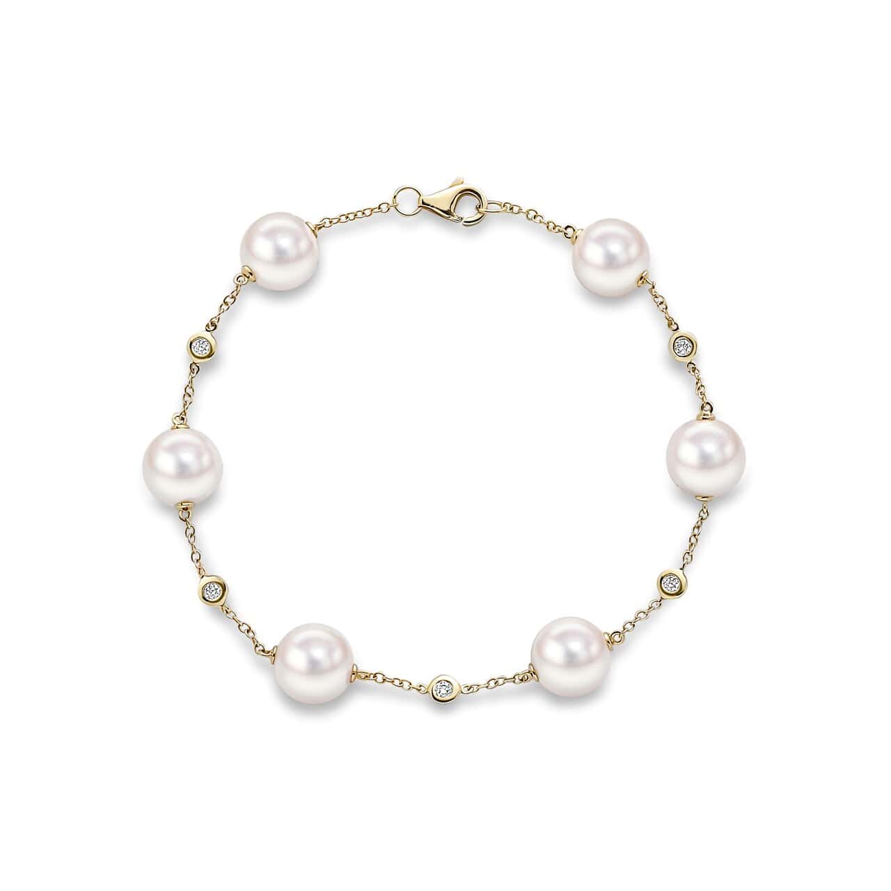 Akoya pearl and diamond station bracelet in 18ct yellow gold, six 8.5–9mm white Akoya pearls with bezel-set brilliant diamond stations on rolo chain, 7.5 inches