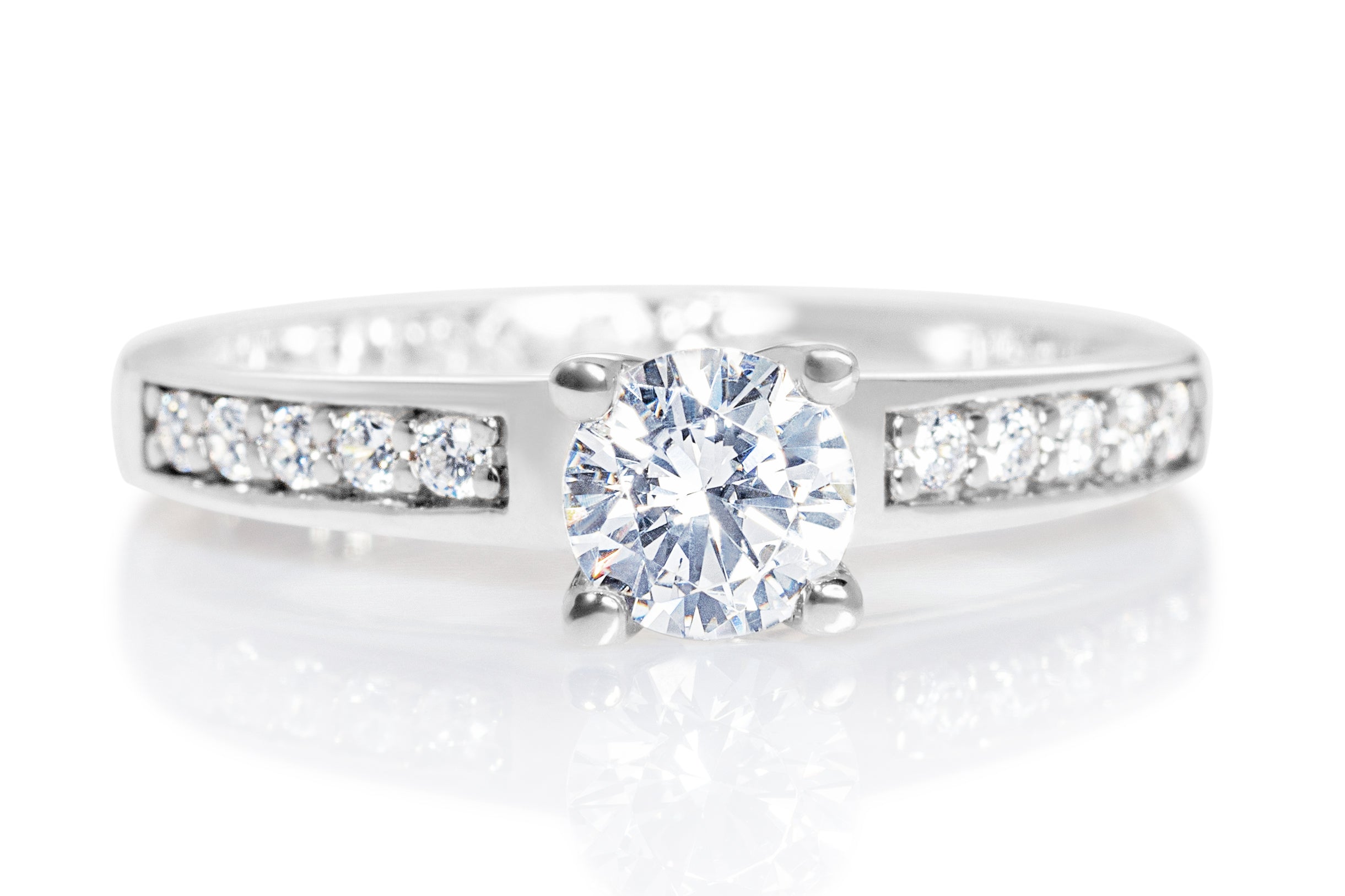 ROUND BRILLIANT CUT DIAMOND ENGAGEMENT RING