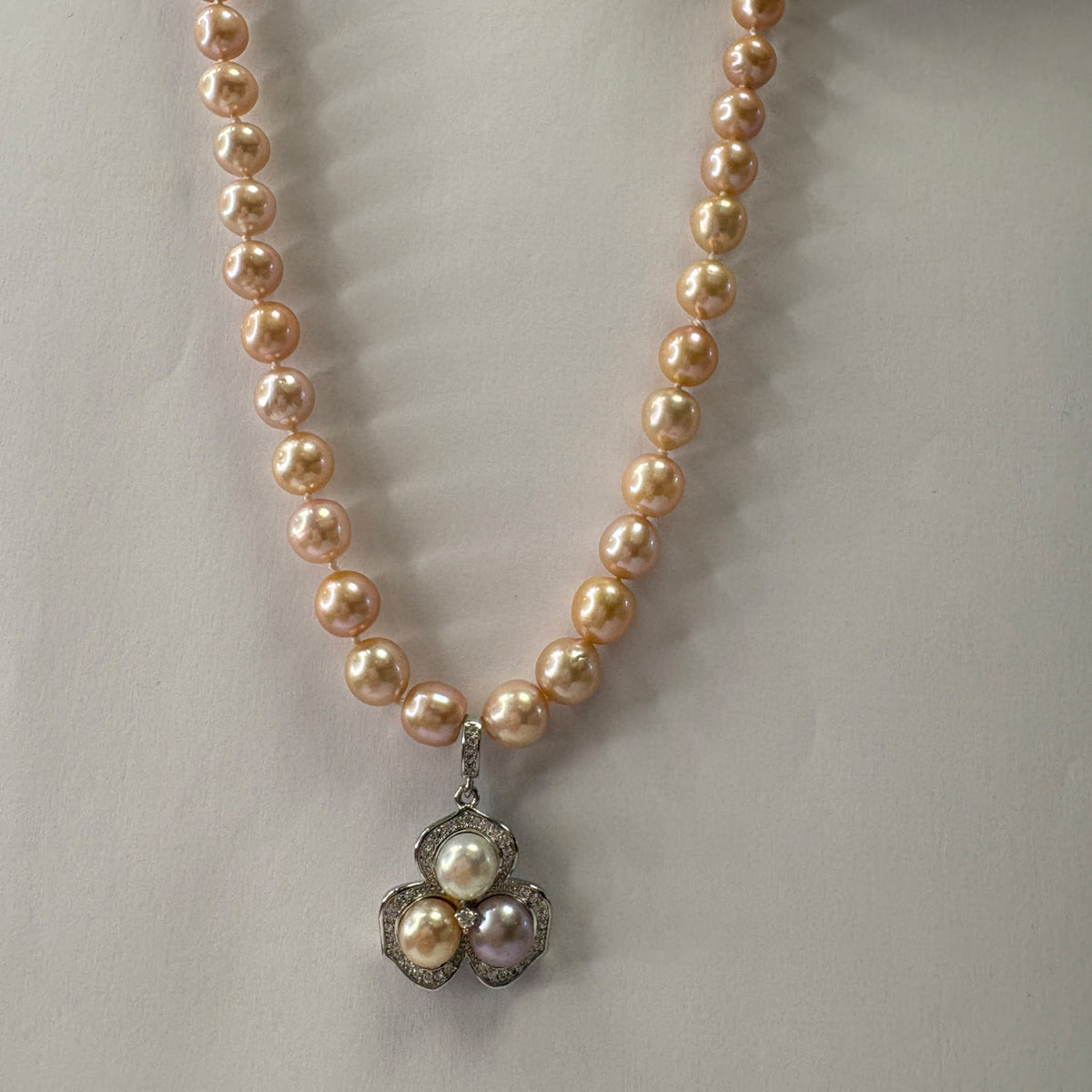 peach pearl necklace, pink pearl necklace UK, freshwater pearl pendant necklace, silver pearl pendant, pearl flower pendant, pearl necklace with pendant, pre-loved pearl necklace, pearl gift for her