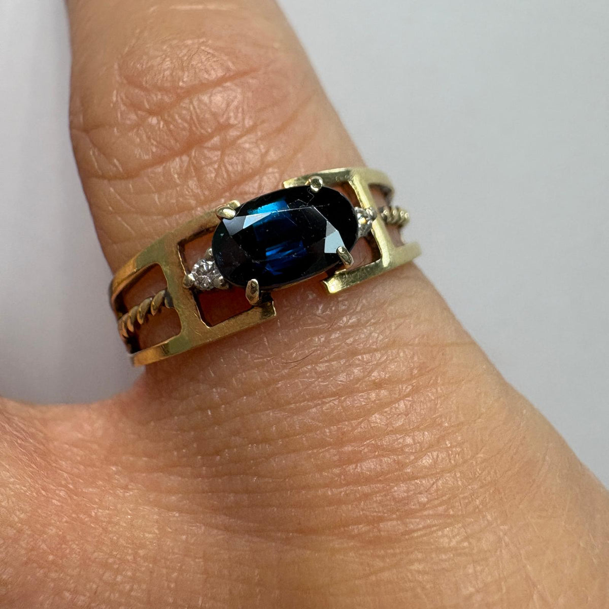 east west sapphire ring, oval sapphire ring UK, 18ct gold sapphire ring, sapphire and diamond ring, alternative engagement ring, pre-loved sapphire ring, September birthstone ring, second hand sapphire ring