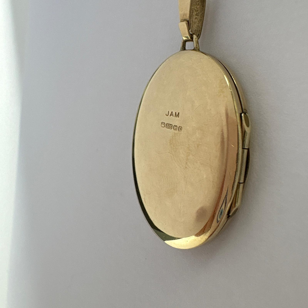 9ct gold locket, oval gold locket UK, engraved gold locket, photo locket gold, pre-loved gold locket, locket for mum, christening gift locket, second hand gold locket