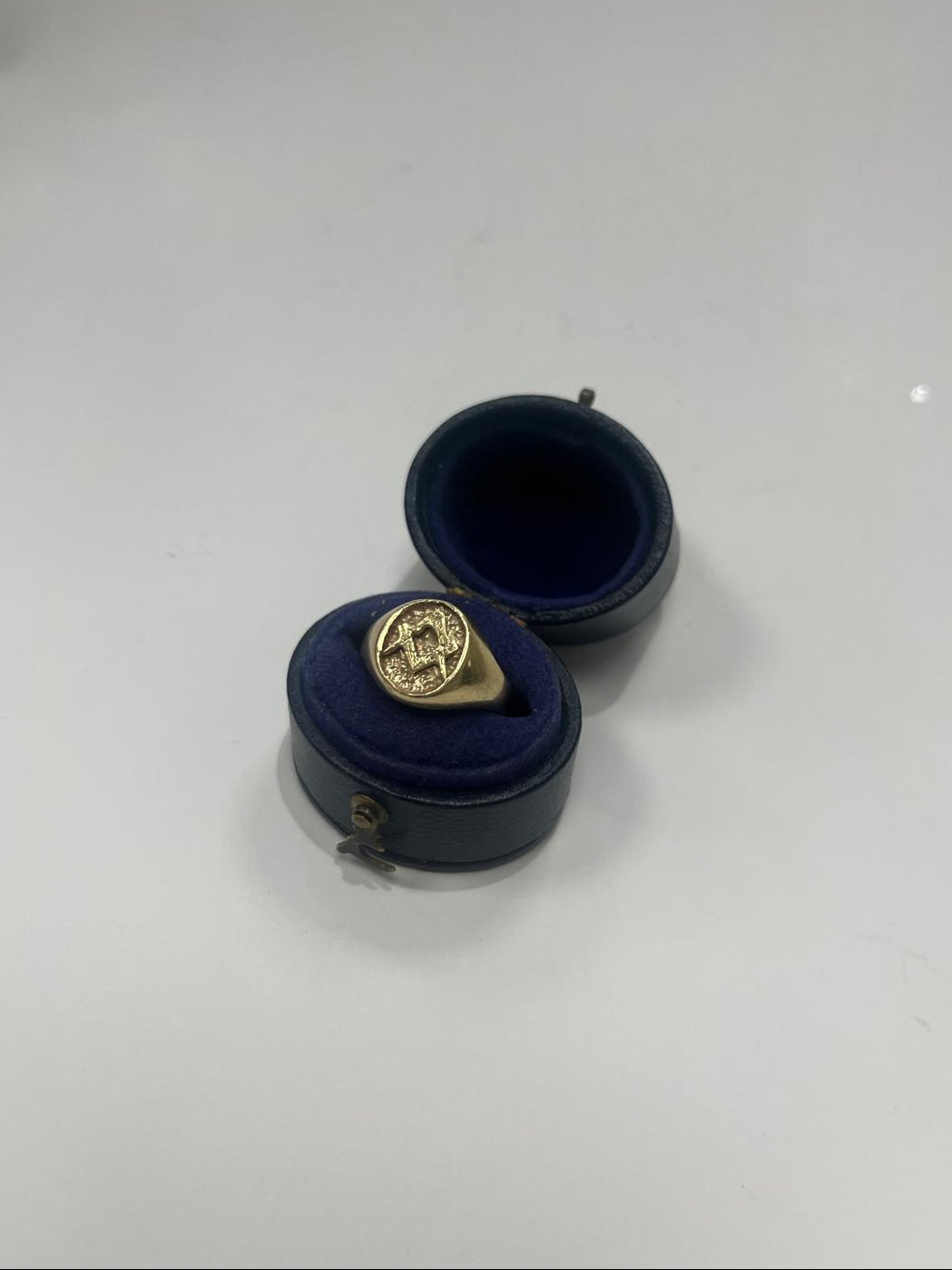 Vintage 9ct gold Masonic signet ring showing worn square and compasses engraving side
