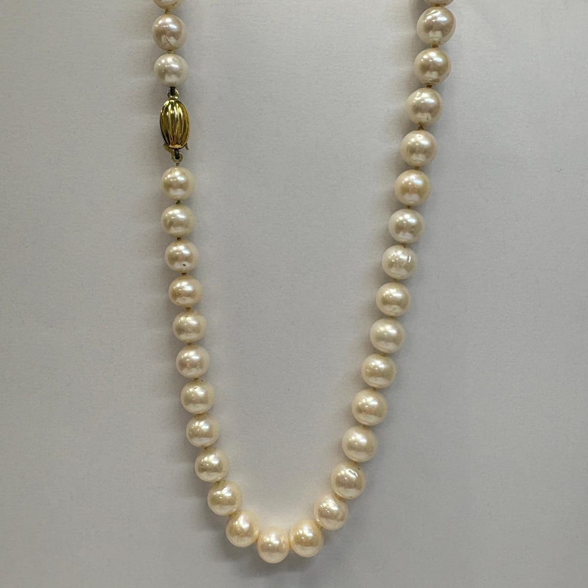 freshwater pearl necklace UK, large pearl necklace, cream pearl necklace, matinee length pearl necklace, pre-loved pearl necklace, pearl necklace gold clasp, knotted pearl necklace, second hand pearl necklace