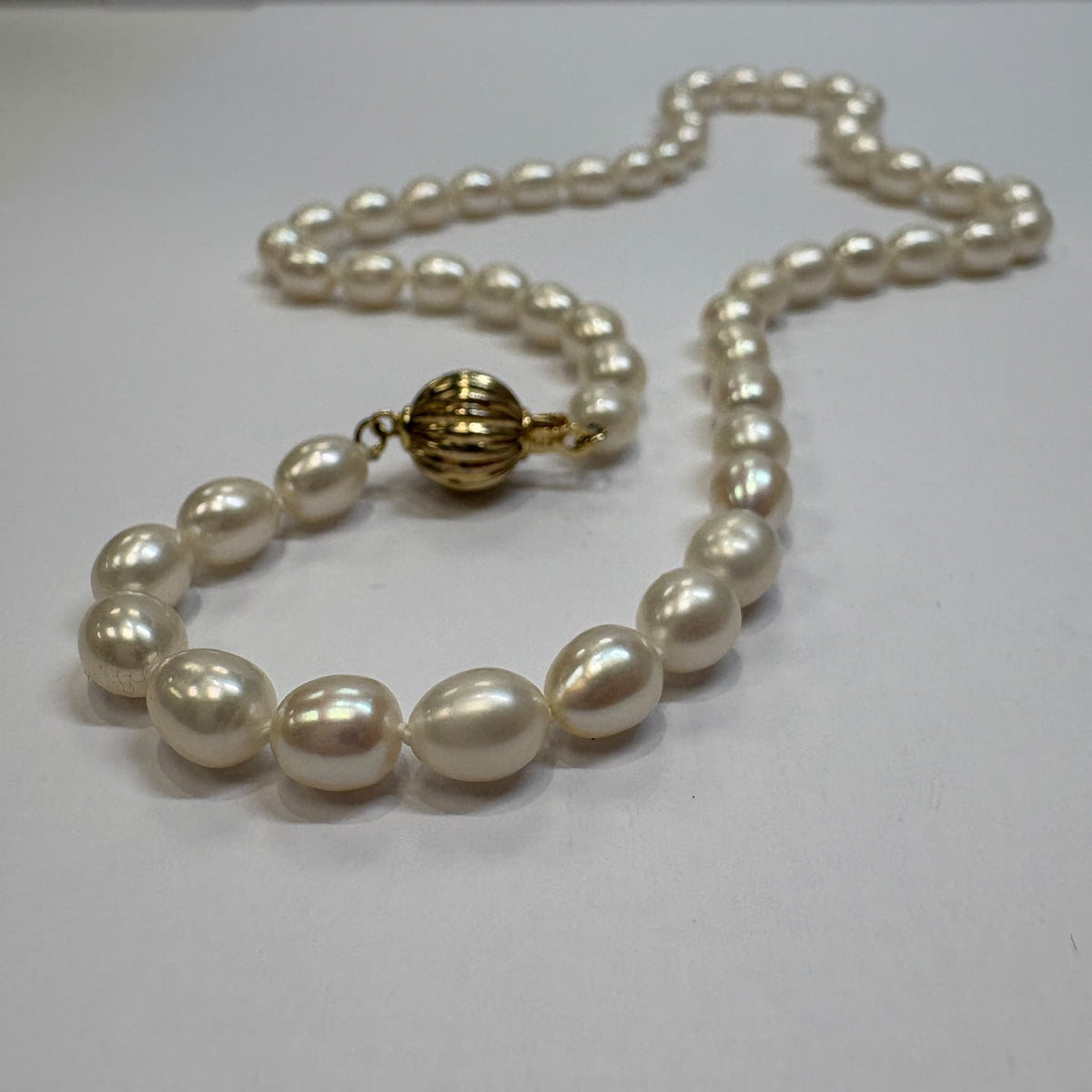 graduated pearl necklace, freshwater pearl necklace UK, bridal pearl necklace, white pearl necklace, pre-loved pearl necklace, princess length pearl necklace, pearl necklace gold clasp, wedding pearl necklace