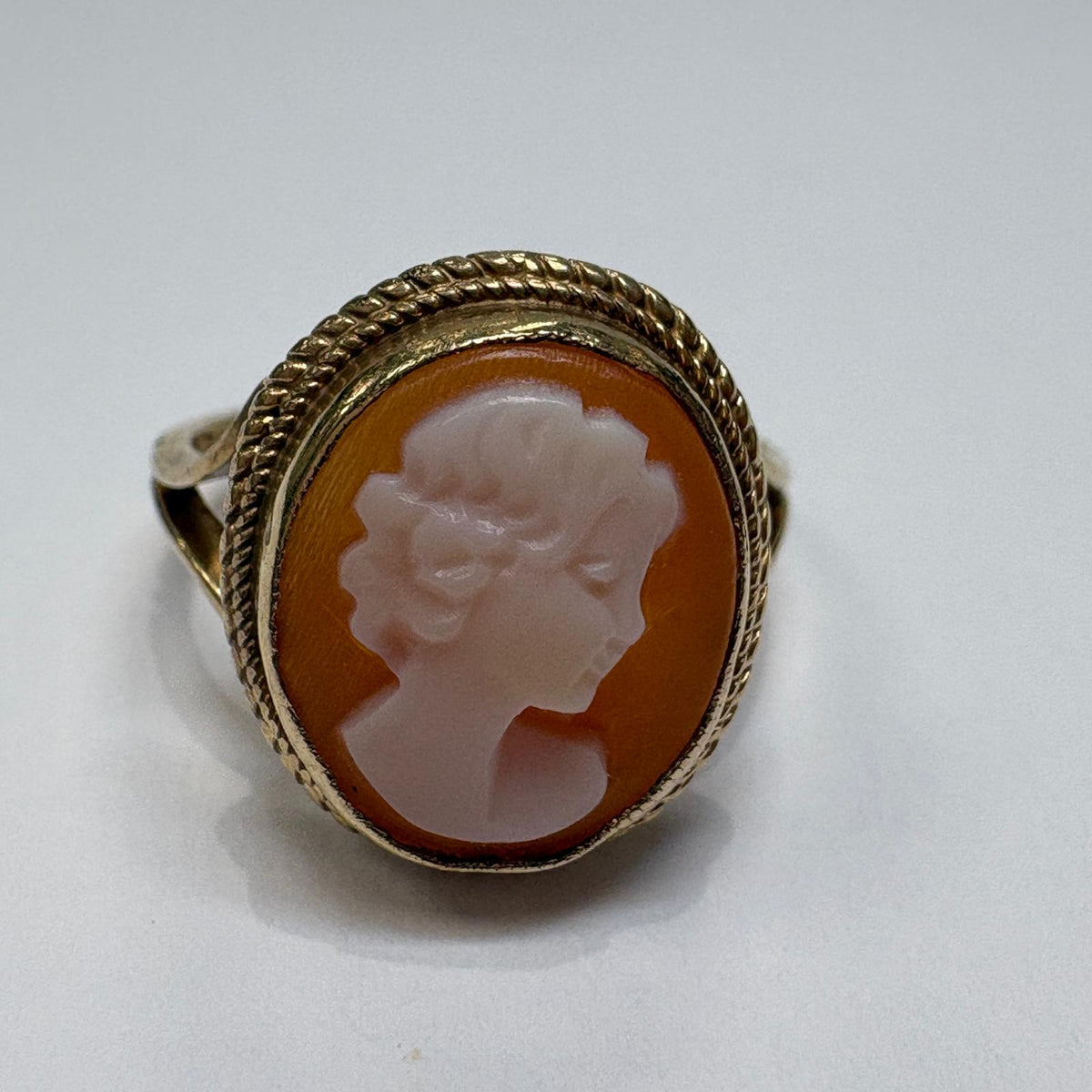 vintage cameo ring, shell cameo ring UK, 9ct gold cameo ring, pre-loved cameo ring, vintage gold ring UK, second hand cameo ring, antique style cameo ring, cameo jewellery UK
