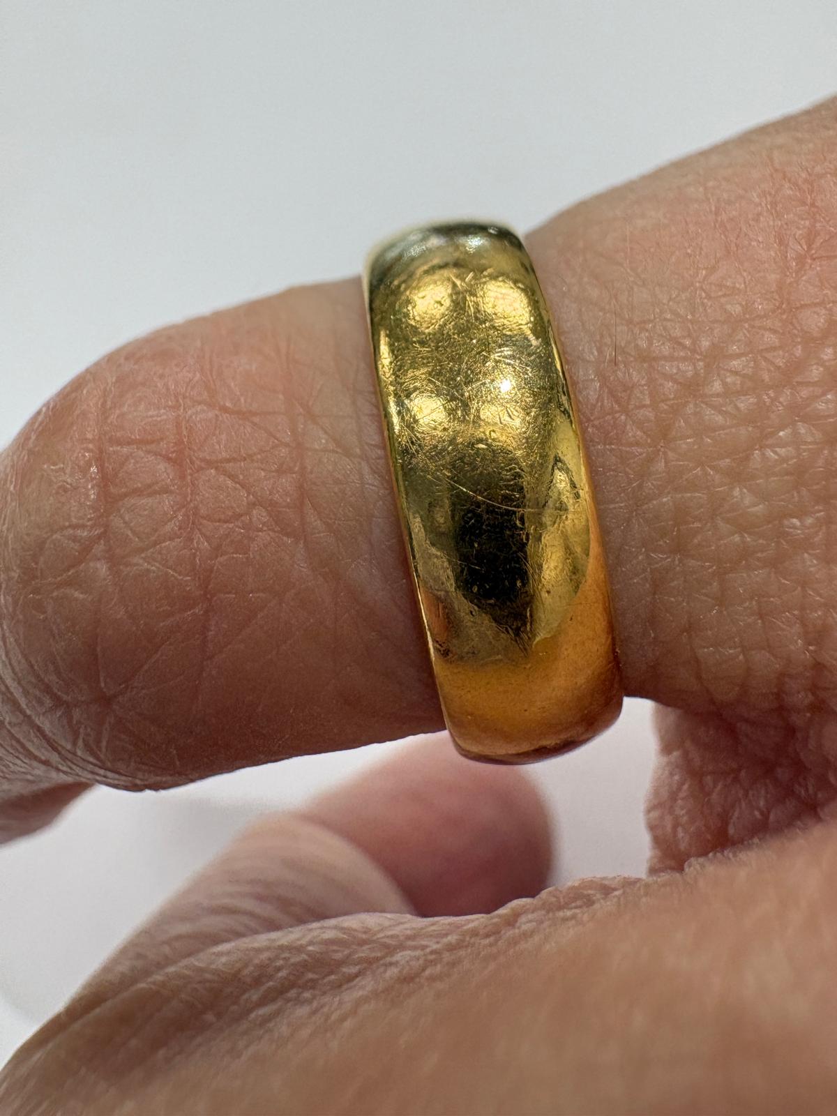 pre-loved gold wedding ring in vintage blue velvet box