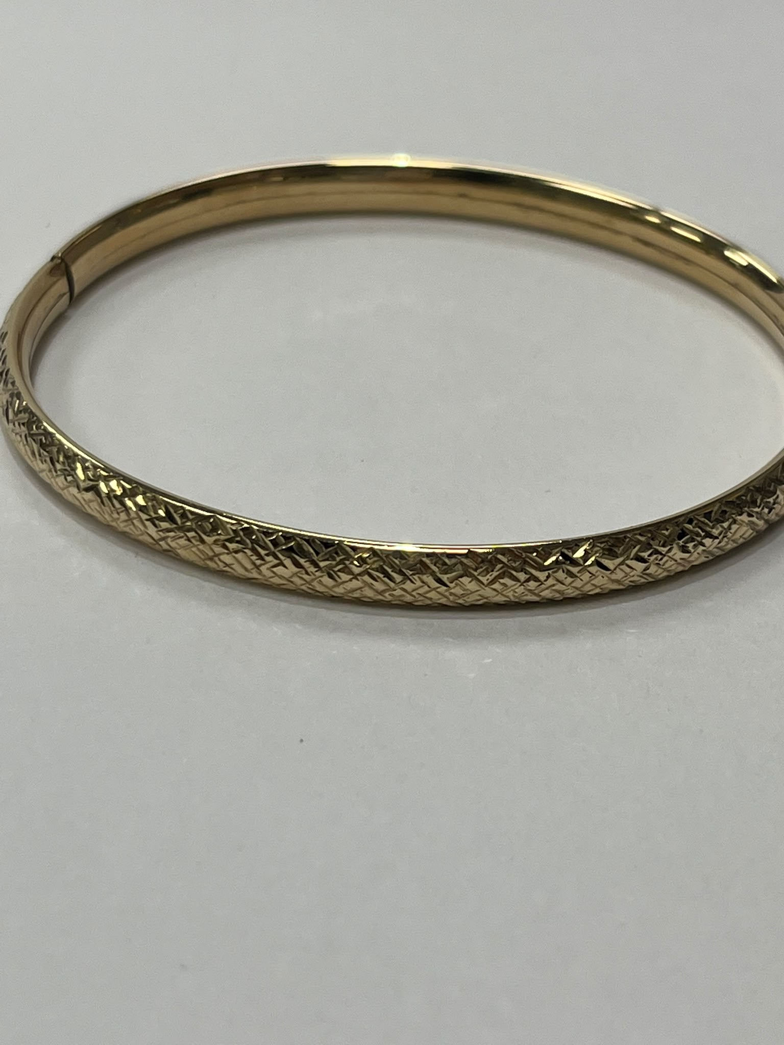 engine turned gold bangle, pre-loved 9ct gold bangle, hinged bangle Harrogate, textured gold bangle Yorkshire, second hand gold bangle Leeds York