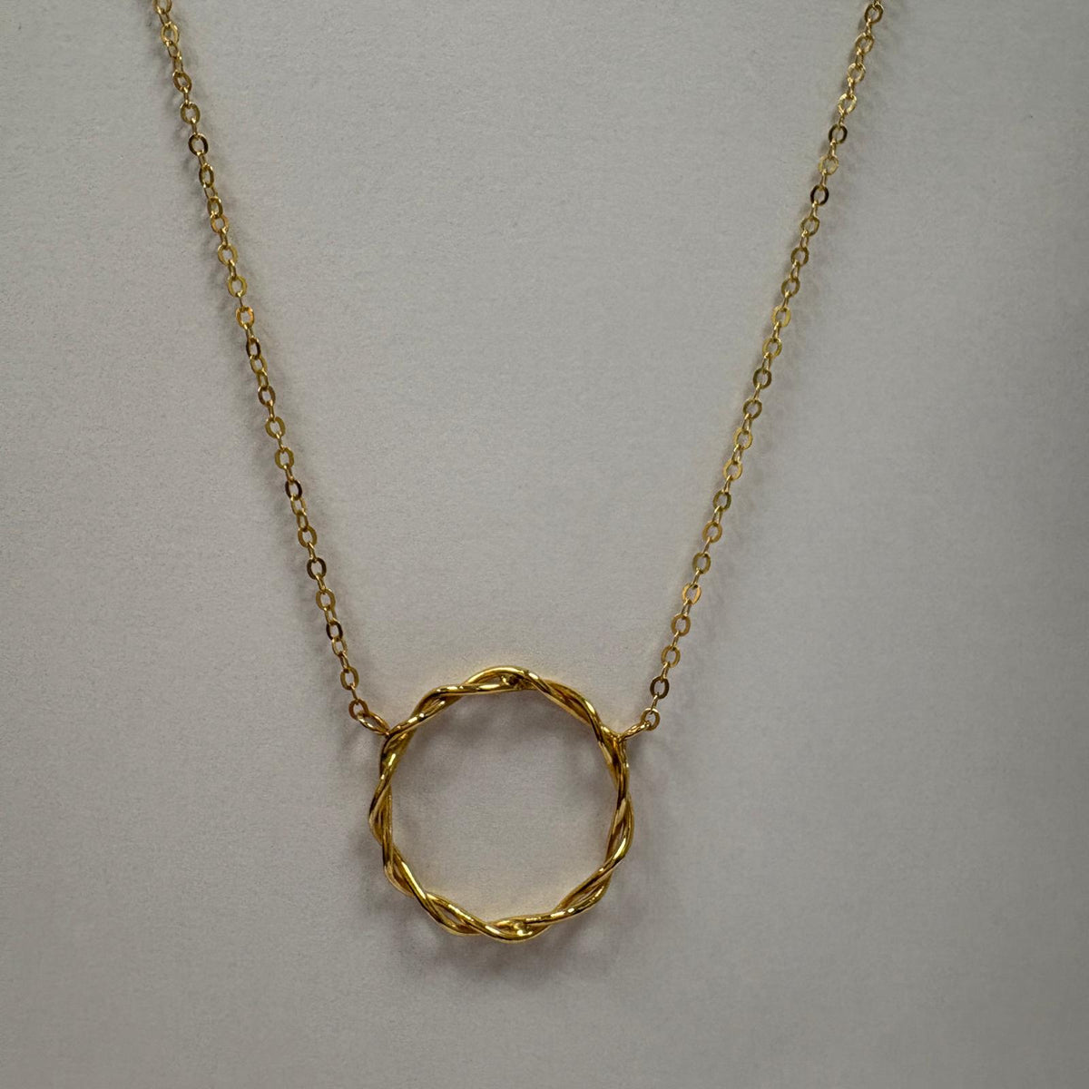 gold circle necklace, 9ct gold circle pendant, karma circle necklace, eternity circle necklace UK, twisted gold necklace, layering necklace gold, pre-loved gold necklace, gift necklace for her