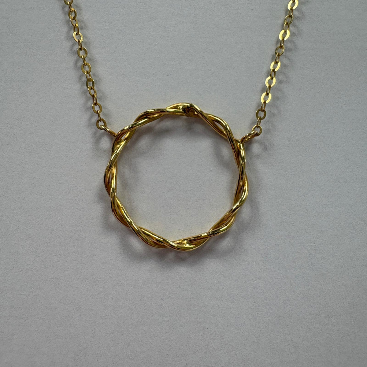 gold circle necklace, 9ct gold circle pendant, karma circle necklace, eternity circle necklace UK, twisted gold necklace, layering necklace gold, pre-loved gold necklace, gift necklace for her
