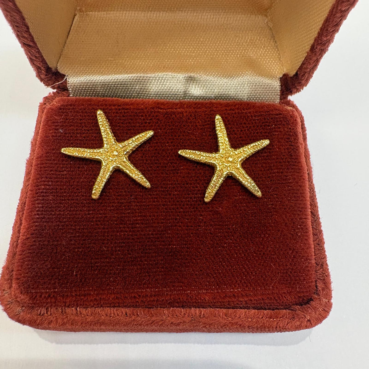 gold starfish earrings, 14ct gold stud earrings, starfish stud earrings UK, pre-loved gold earrings, seaside jewellery, gold novelty earrings, second hand gold earrings, gift earrings gold