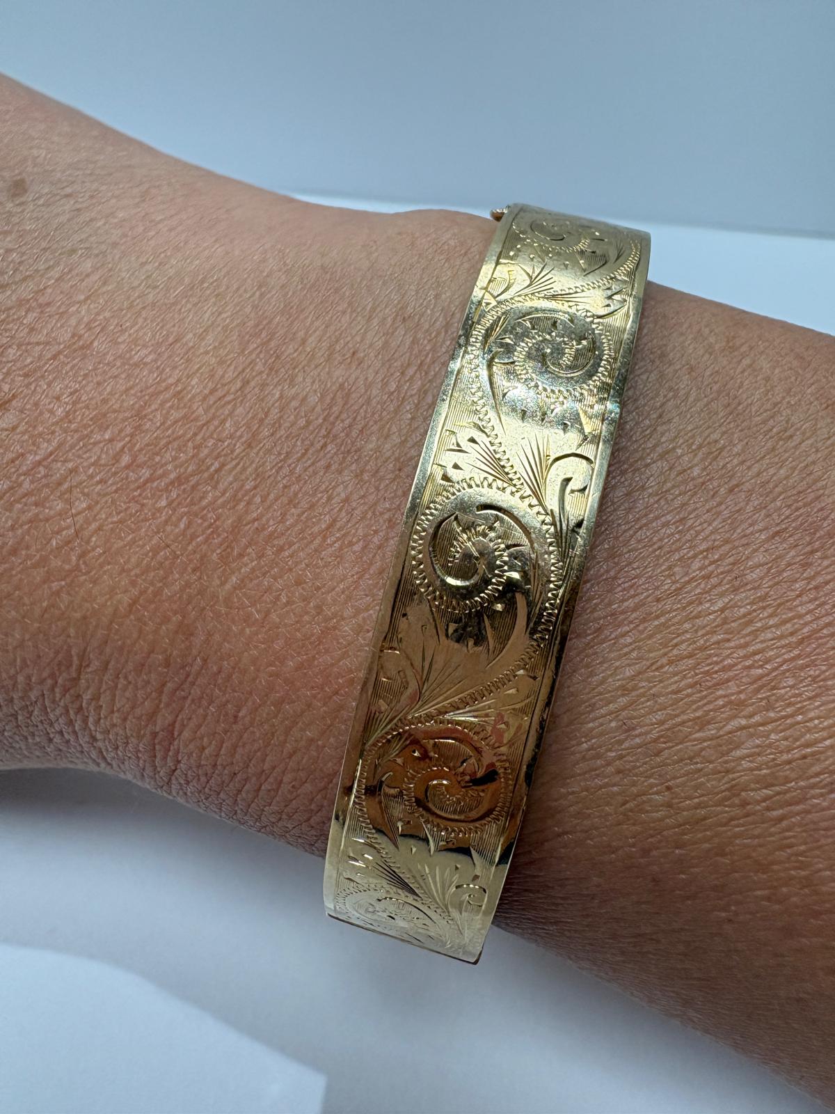 pre-loved gold bangle, vintage engraved bangle, second hand 9ct gold bangle UK, antique style hinged bangle, pre-owned gold jewellery, Victorian style bangle, vintage bangle for sale UK, second hand fine jewellery UK, hand engraved gold bangle