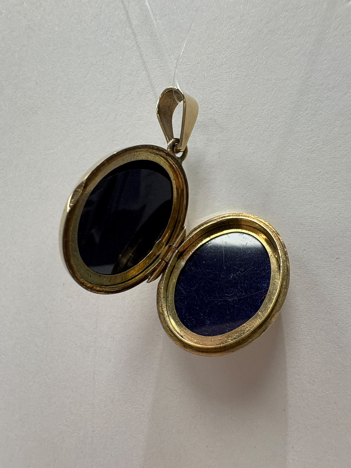 pre-loved gold locket, second hand 9ct gold locket, vintage engraved locket, antique style locket UK, pre-owned photo locket