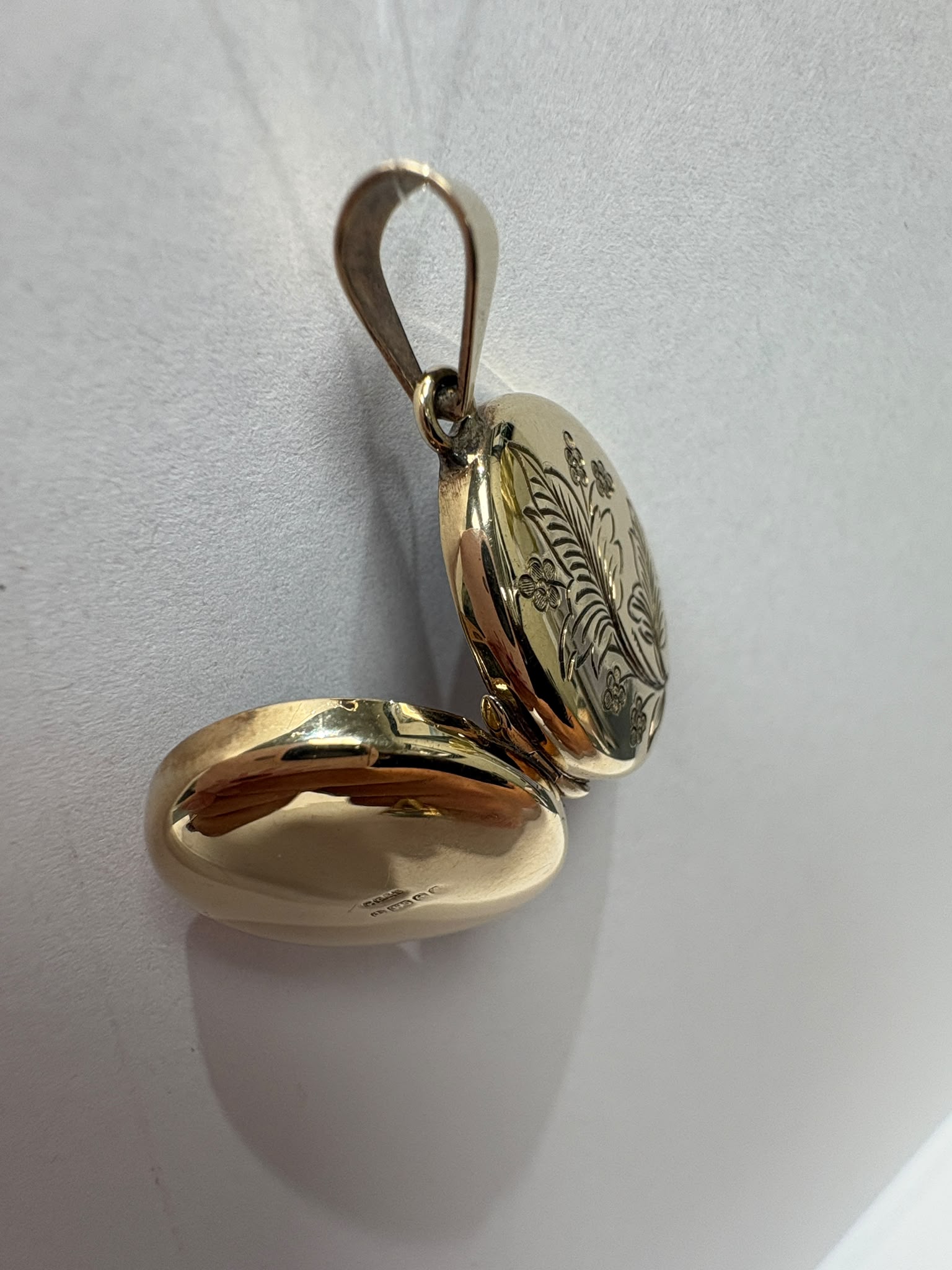 pre-loved gold locket, second hand 9ct gold locket, vintage engraved locket, antique style locket UK, pre-owned photo locket