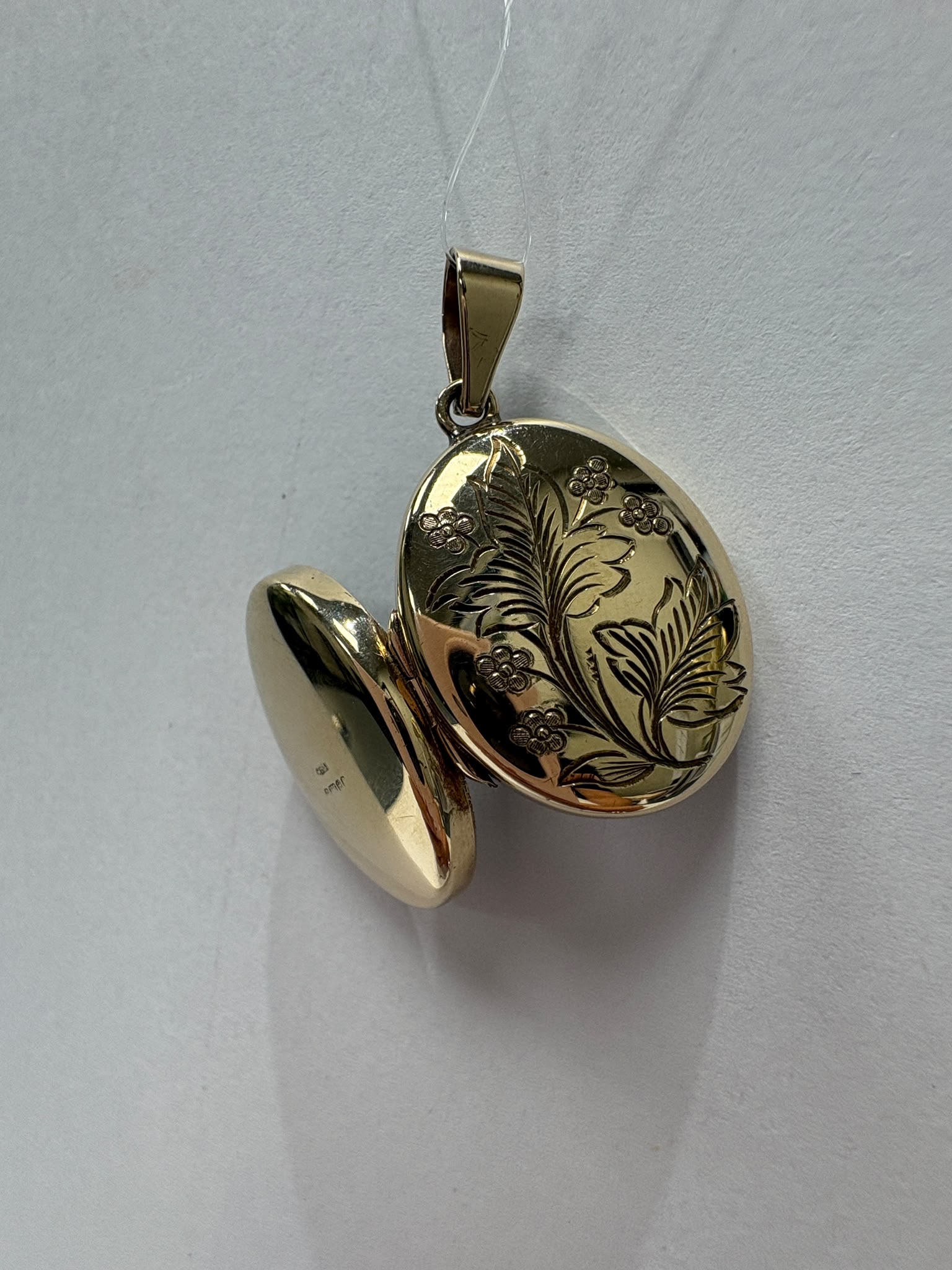 pre-loved gold locket, second hand 9ct gold locket, vintage engraved locket, antique style locket UK, pre-owned photo locket