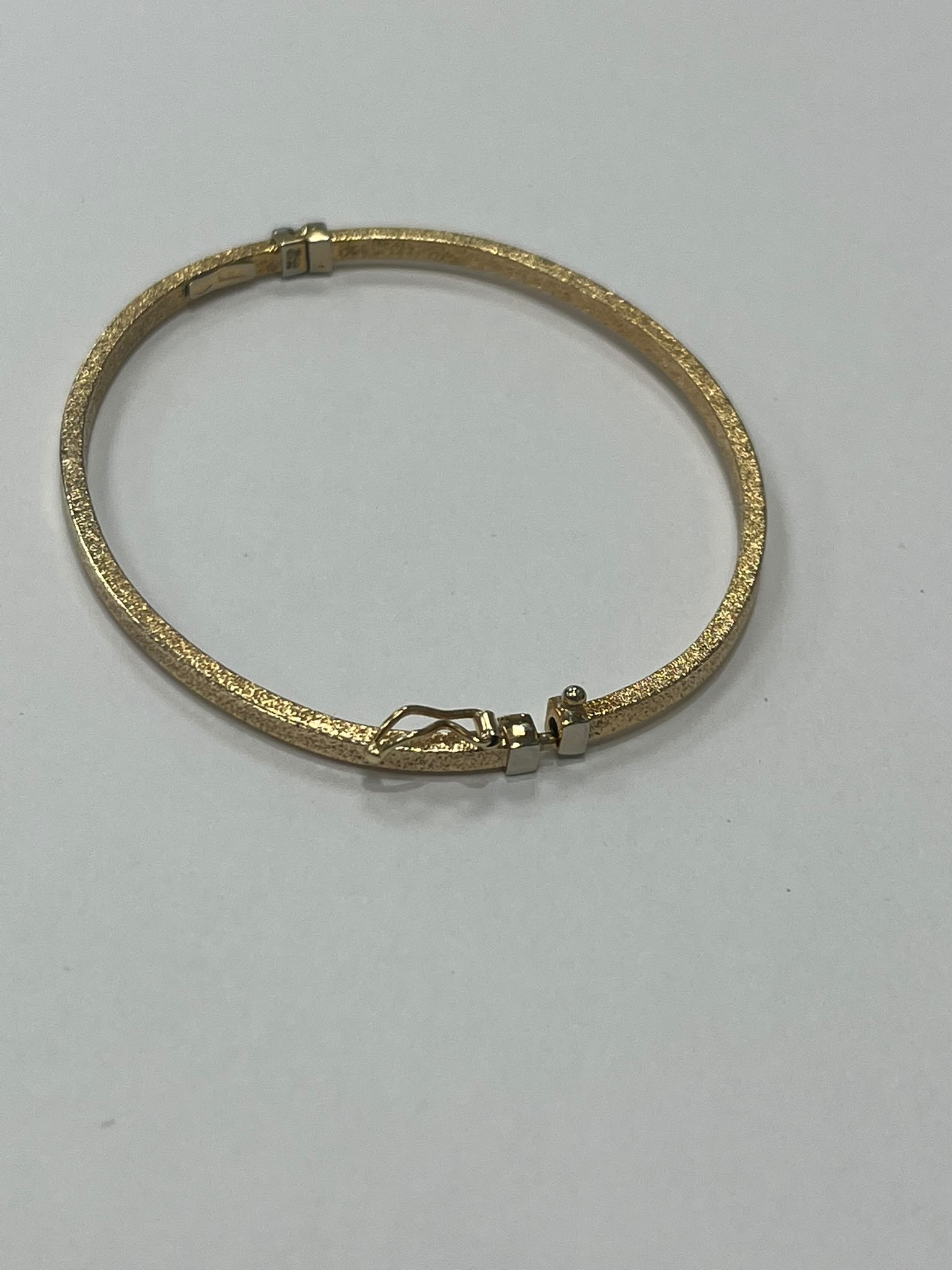 textured gold bangle, pre-loved 9ct gold bangle, hinged bangle Harrogate, frosted finish gold bangle, second hand gold bangle Leeds York