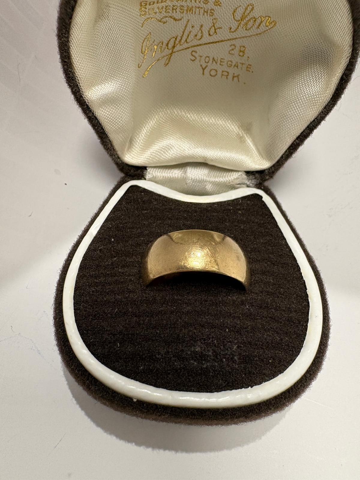 Second hand 9k yellow gold wedding rings for men in Ledds and York Jewellers