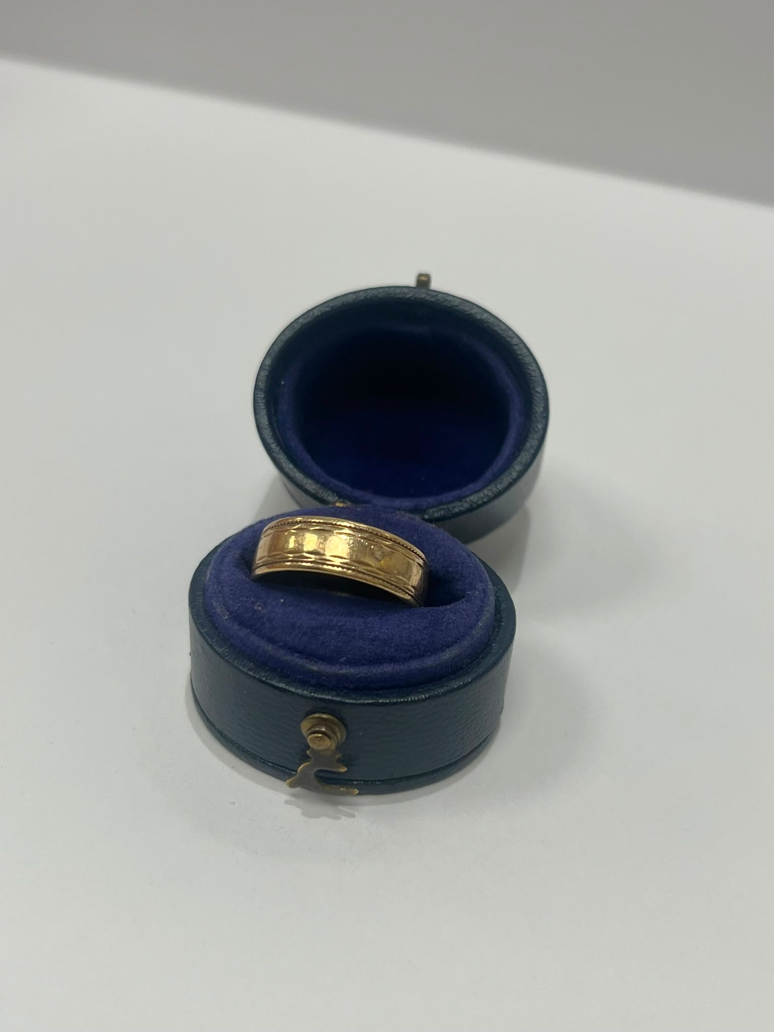 vintage wedding band, 9ct gold ring, engraved wedding ring, hallmarked gold ring, pre-loved jewellery, second-hand wedding band, London hallmark 1988, antique wedding ring Yorkshire