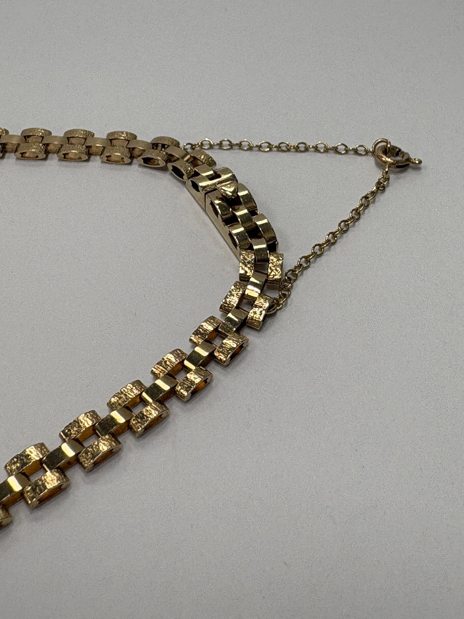 Vintage 1970s 9ct yellow gold graduating fringe necklace with alternating textured and polished cylindrical bars on a brick link chain with safety clasp, 20.50g, shown on white background, available at Fogal & Barnes Harrogate