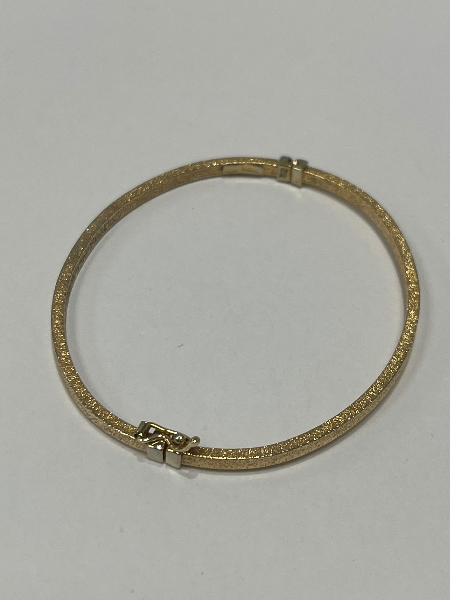 textured gold bangle, pre-loved 9ct gold bangle, hinged bangle Harrogate, frosted finish gold bangle, second hand gold bangle Leeds York