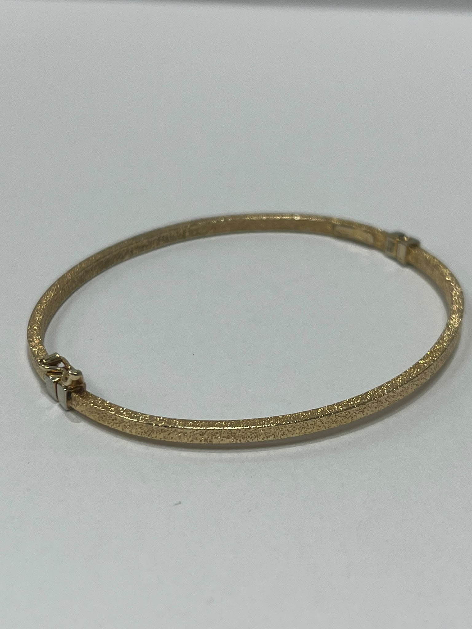 textured gold bangle, pre-loved 9ct gold bangle, hinged bangle Harrogate, frosted finish gold bangle, second hand gold bangle Leeds York