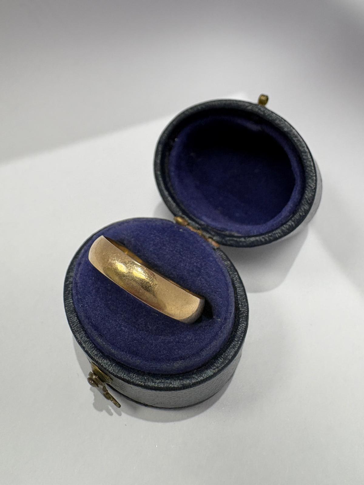 Vintage 9ct yellow gold slim court wedding band, high polish finish, excellent condition, pre-loved, size R