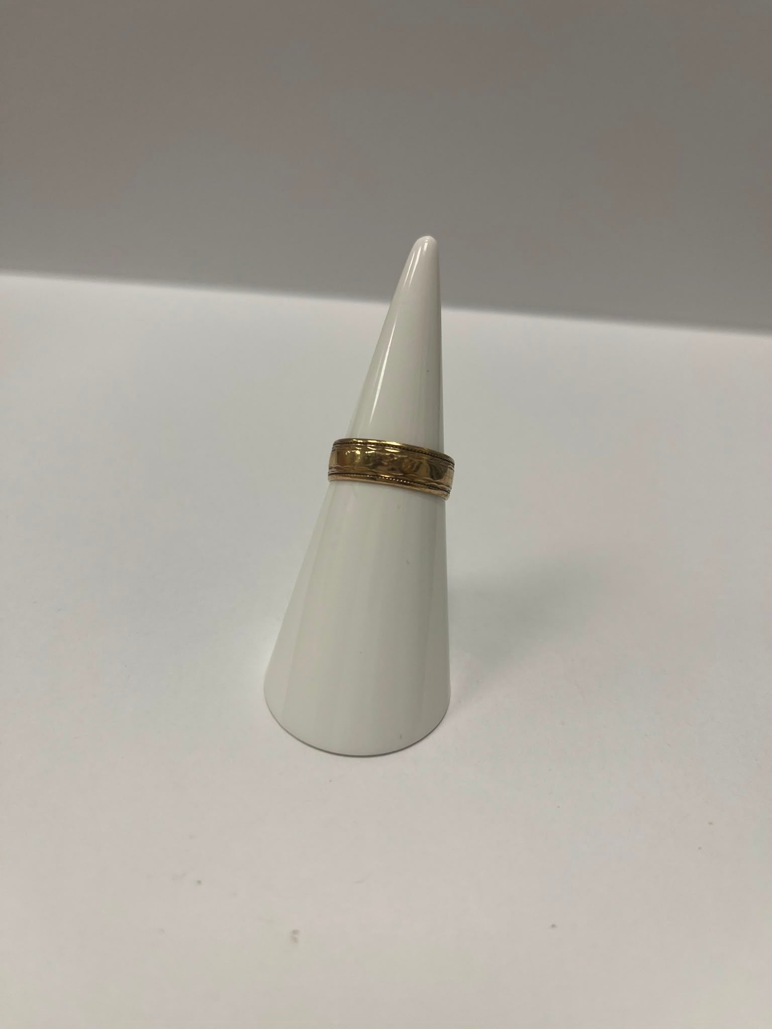 vintage wedding band, 9ct gold ring, engraved wedding ring, hallmarked gold ring, pre-loved jewellery, second-hand wedding band, London hallmark 1988, antique wedding ring Yorkshire