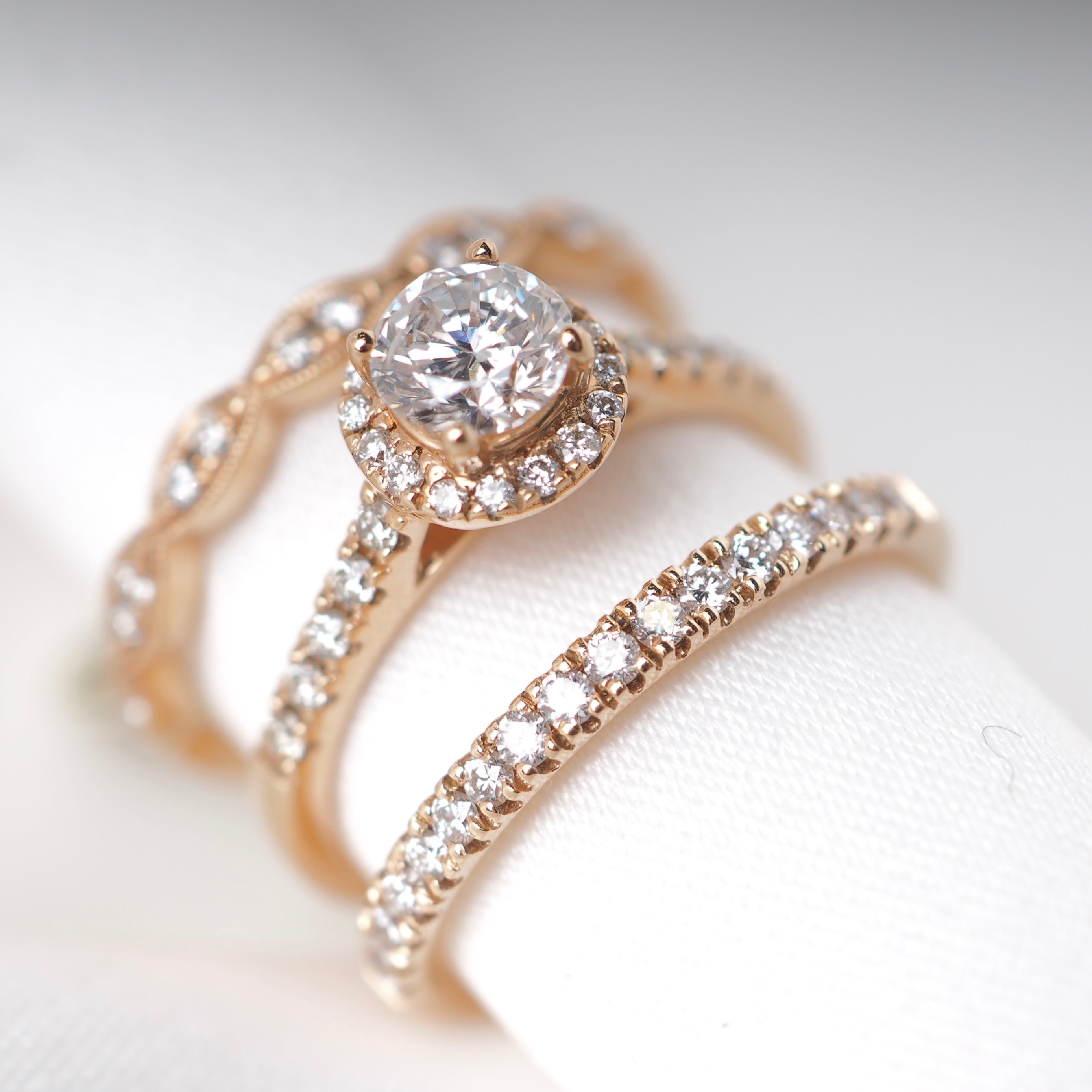 ROUND BRILLIANT DIAMOND HALO ENGAGEMENT RING
