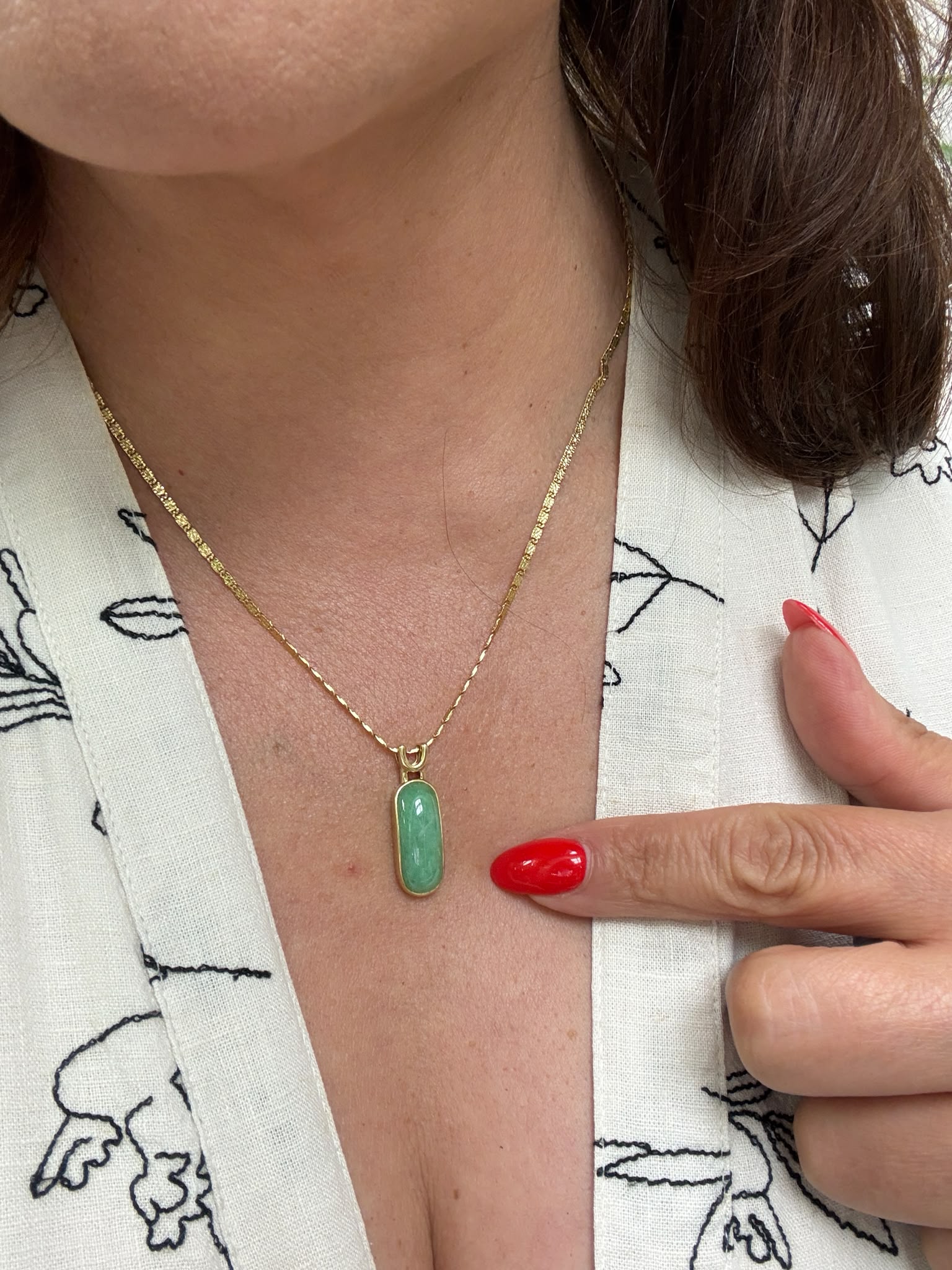 jade pendant necklace, 18ct gold jade necklace, pre-loved jade jewellery, second hand gold necklace Harrogate, jade cabochon pendant, coloured stone necklace Yorkshire