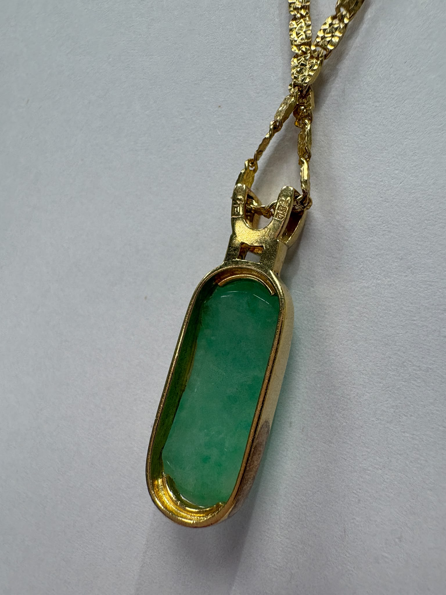 jade pendant necklace, 18ct gold jade necklace, pre-loved jade jewellery, second hand gold necklace Harrogate, jade cabochon pendant, coloured stone necklace Yorkshire