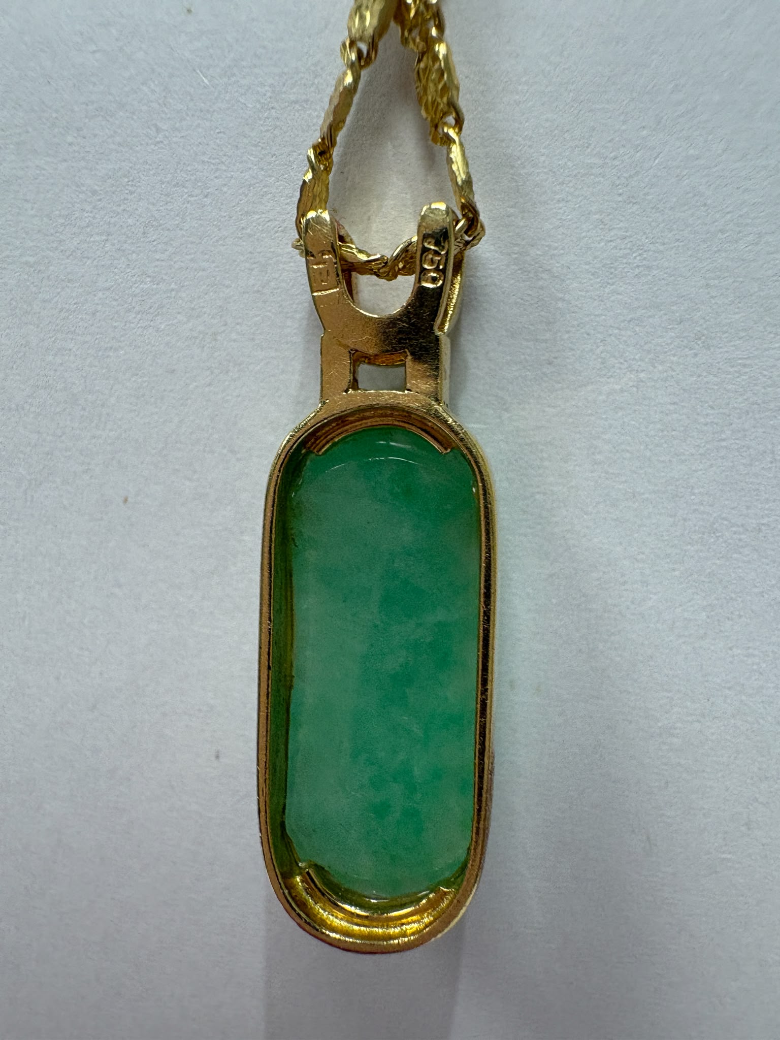 jade pendant necklace, 18ct gold jade necklace, pre-loved jade jewellery, second hand gold necklace Harrogate, jade cabochon pendant, coloured stone necklace Yorkshire