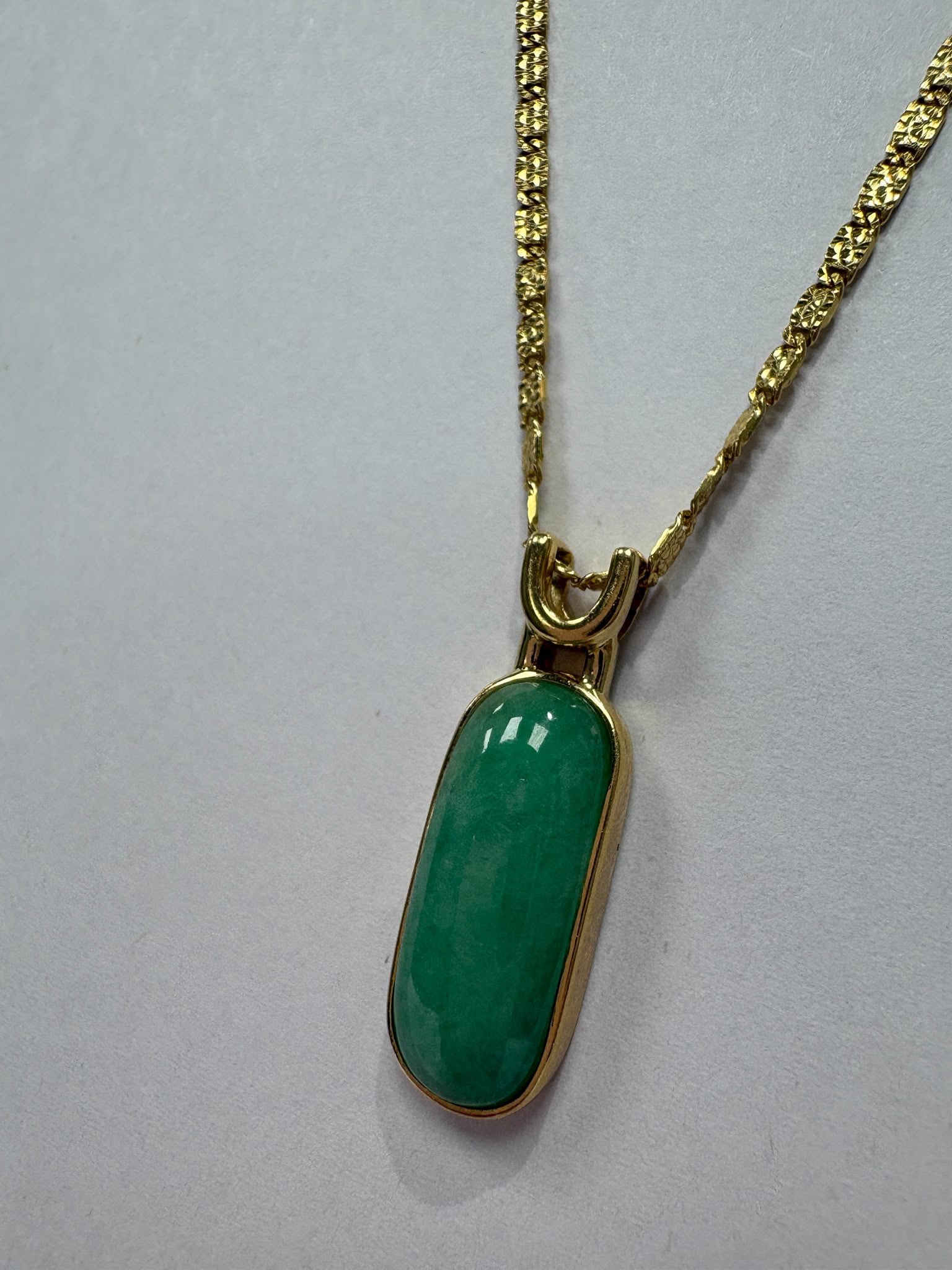 jade pendant necklace, 18ct gold jade necklace, pre-loved jade jewellery, second hand gold necklace Harrogate, jade cabochon pendant, coloured stone necklace Yorkshire