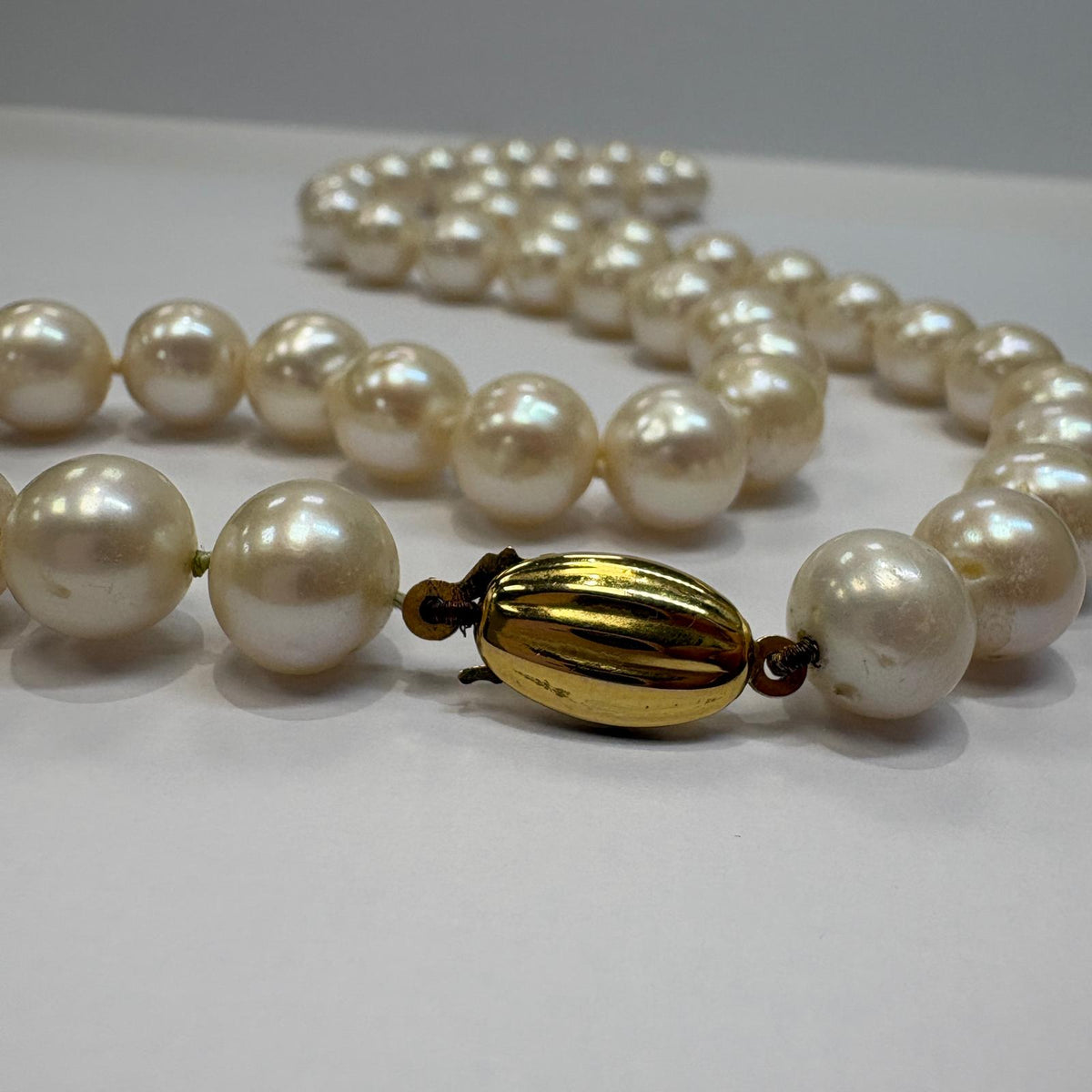 freshwater pearl necklace UK, large pearl necklace, cream pearl necklace, matinee length pearl necklace, pre-loved pearl necklace, pearl necklace gold clasp, knotted pearl necklace, second hand pearl necklace