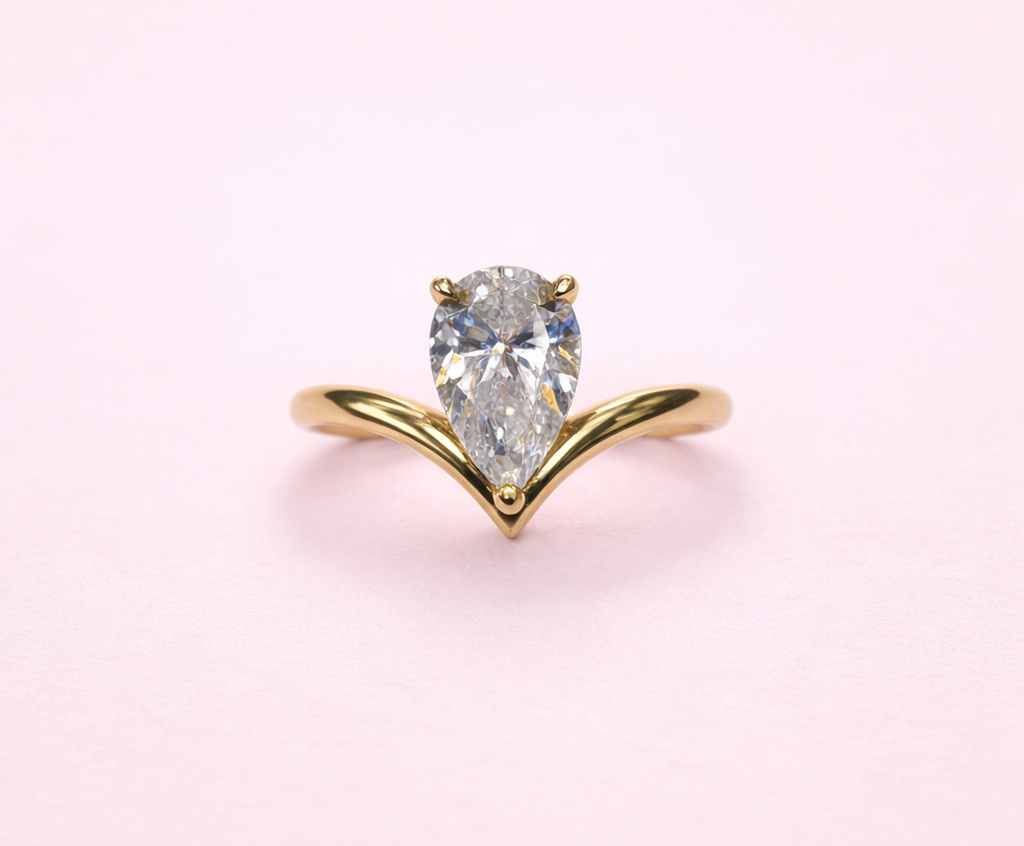 Lab-Grown Diamond Engagement Ring Harrogate Pear cut  set on yellow or white gold 