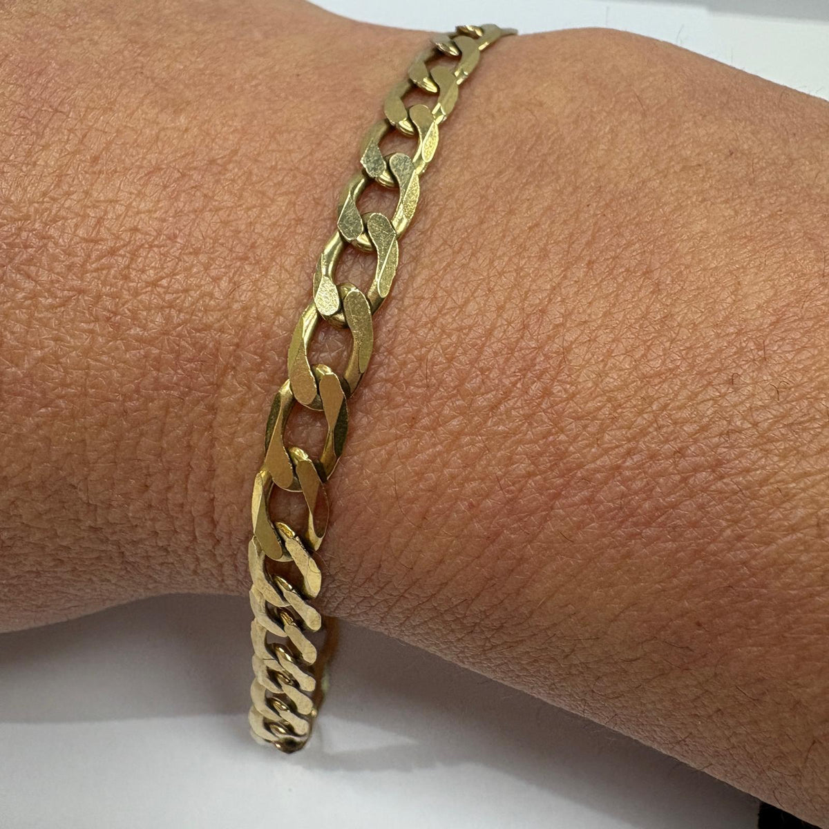 9ct gold curb bracelet, flat curb bracelet UK, men’s gold bracelet, diamond cut curb bracelet, pre-loved gold bracelet, 8.5 inch gold bracelet, gold bracelet for him, second hand gold bracelet
