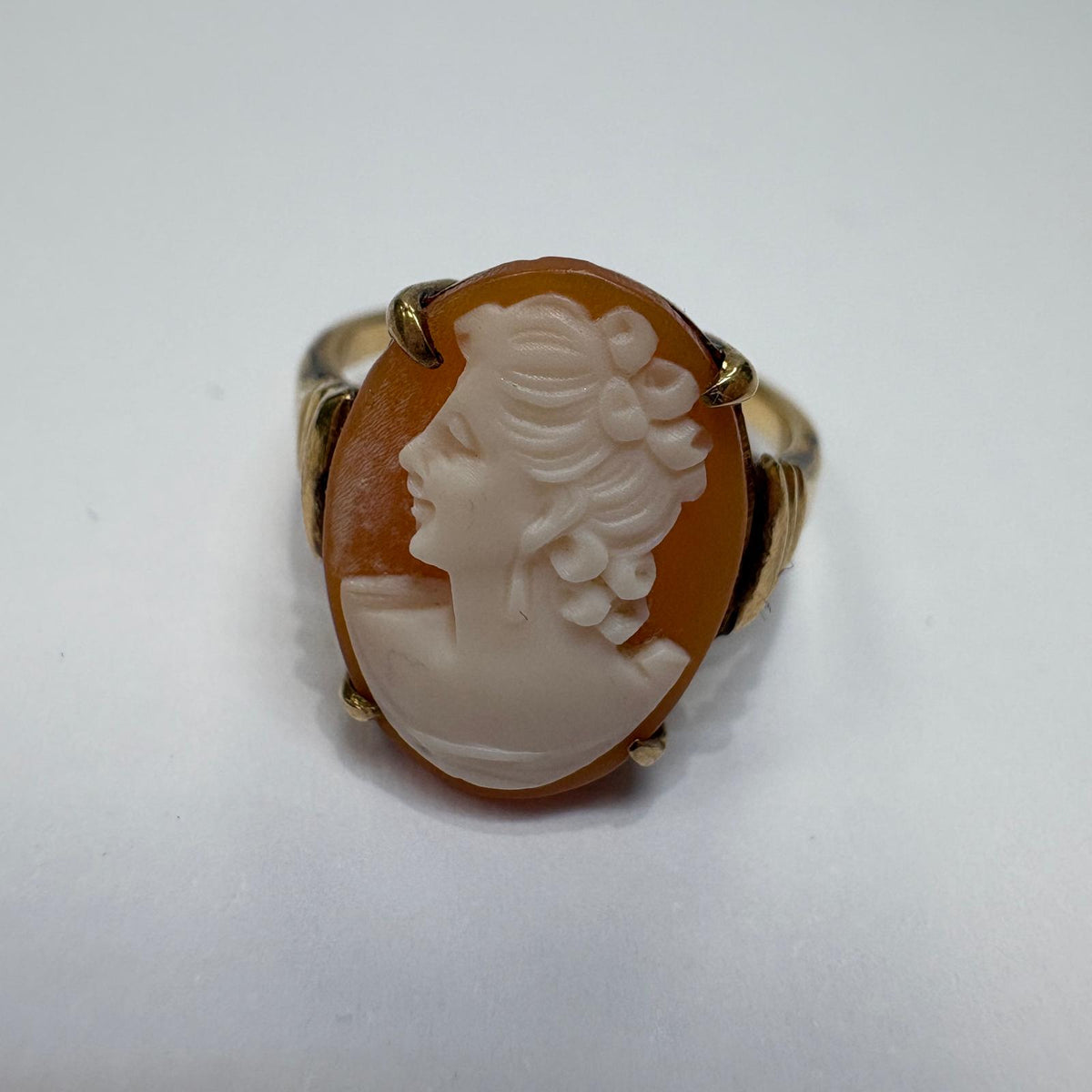 vintage cameo ring, shell cameo ring UK, 9ct gold cameo ring, pre-loved cameo ring, small cameo ring, little finger ring, vintage gold ring UK, cameo jewellery UK