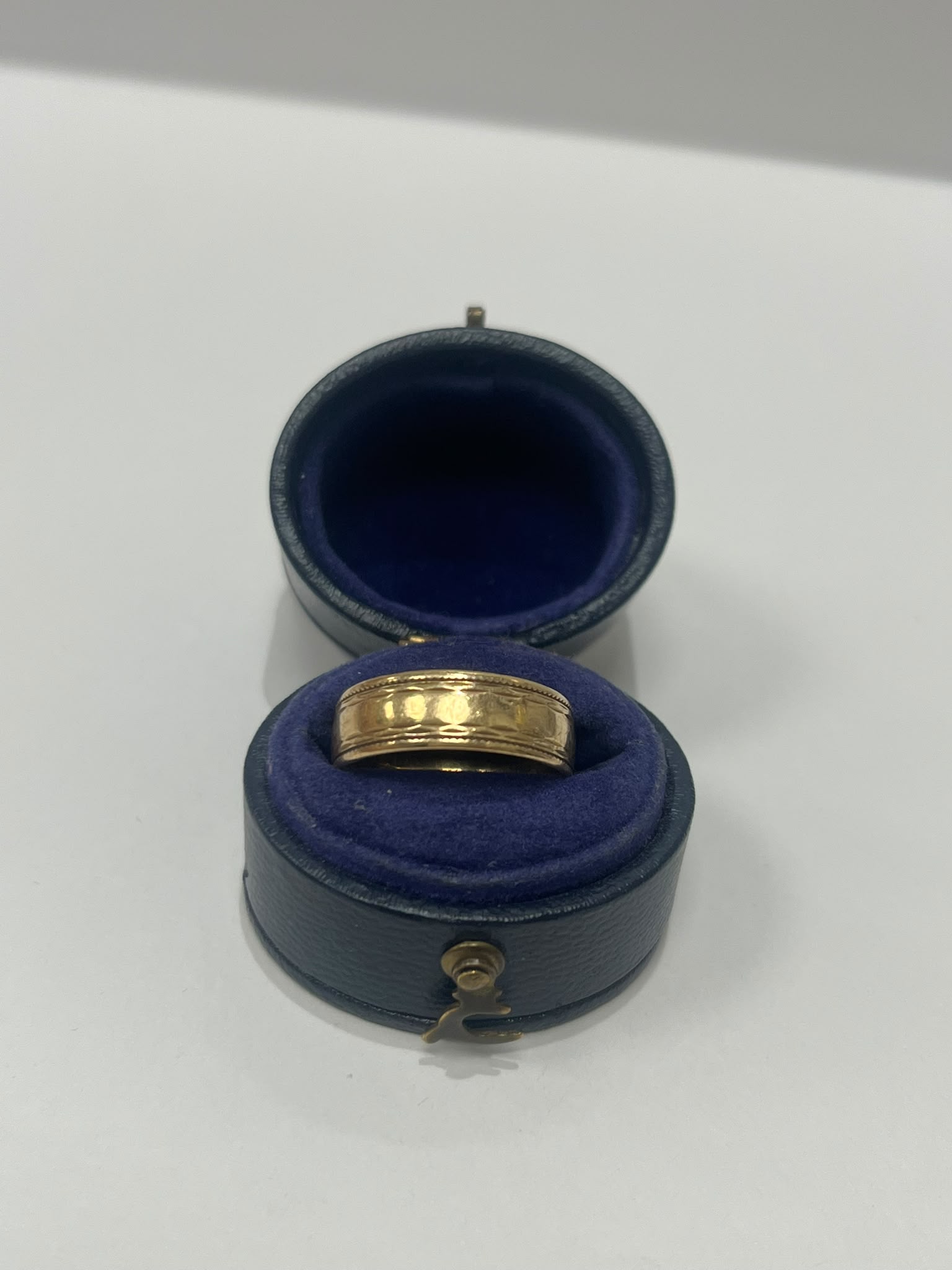 vintage wedding band, 9ct gold ring, engraved wedding ring, hallmarked gold ring, pre-loved jewellery, second-hand wedding band, London hallmark 1988, antique wedding ring Yorkshire