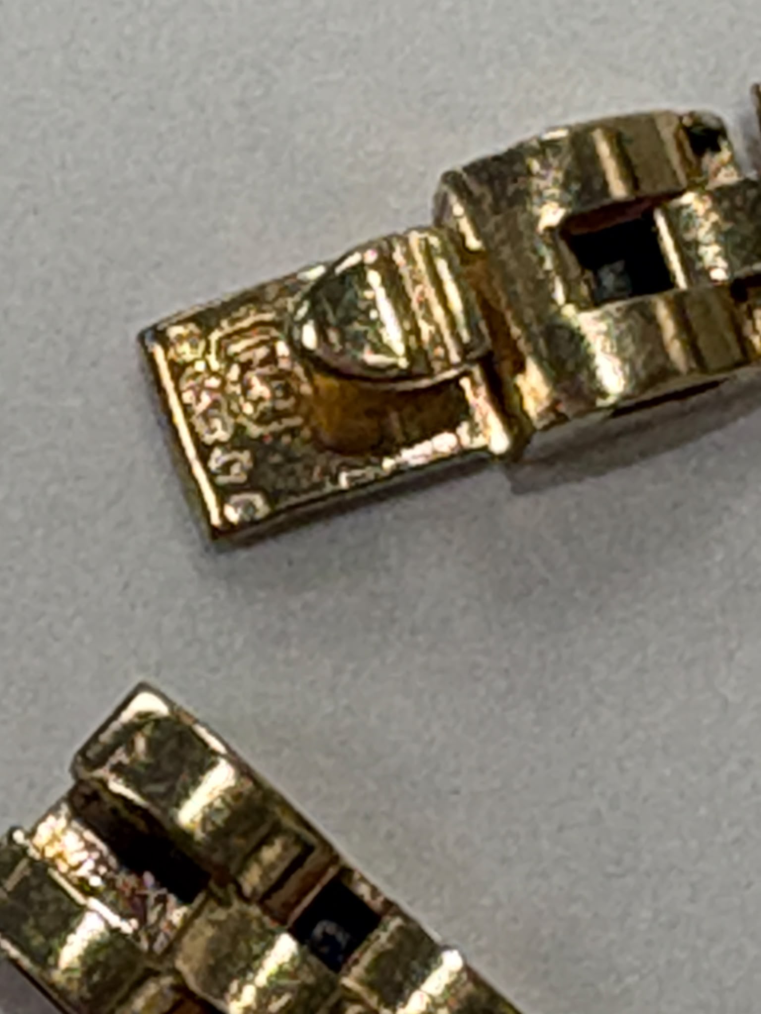 Vintage 1970s 9ct yellow gold graduating fringe necklace with alternating textured and polished cylindrical bars on a brick link chain with safety clasp, 20.50g, shown on white background, available at Fogal & Barnes Harrogate